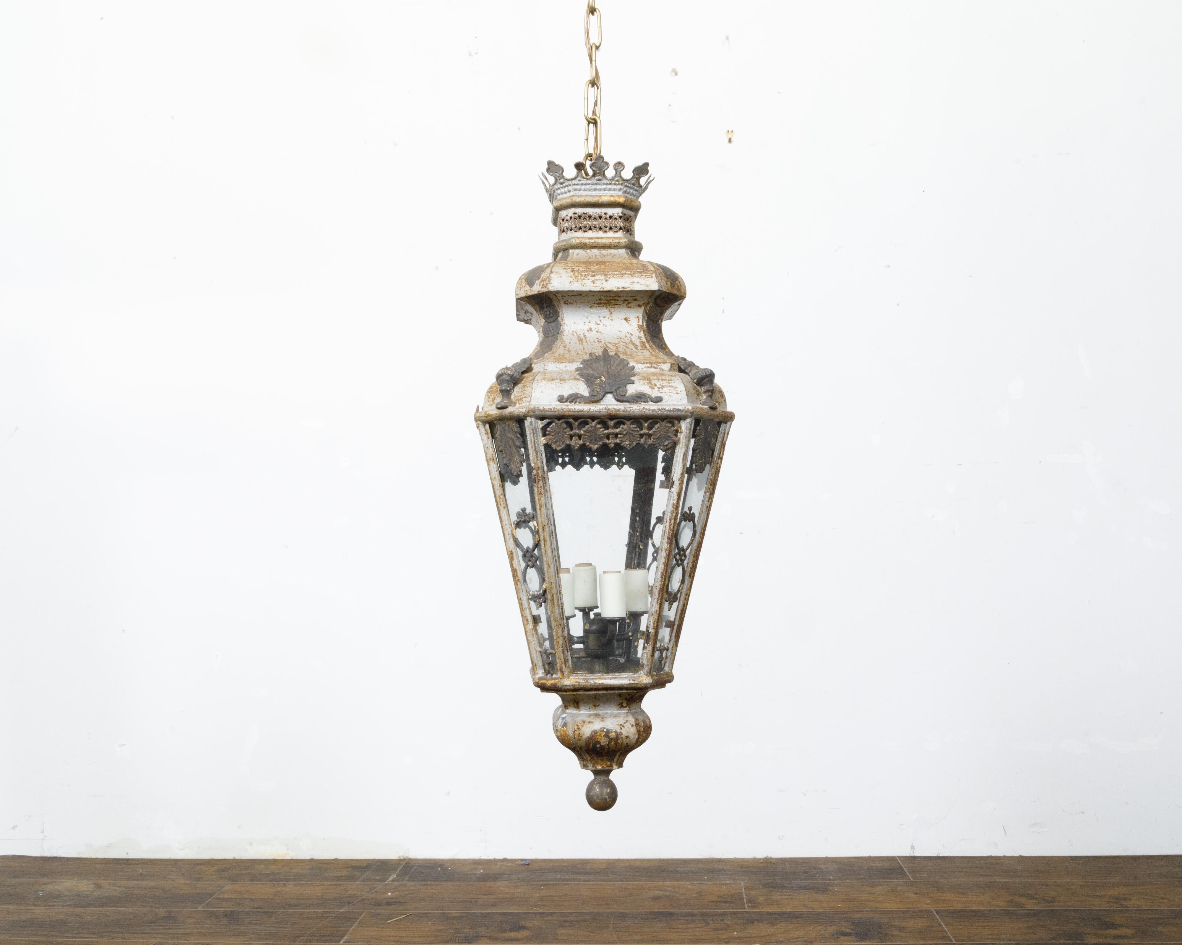 Lanterne italienne à quatre lumières en tôle du 19e siècle avec motifs de palmettes, câblée aux États-Unis en vente 3