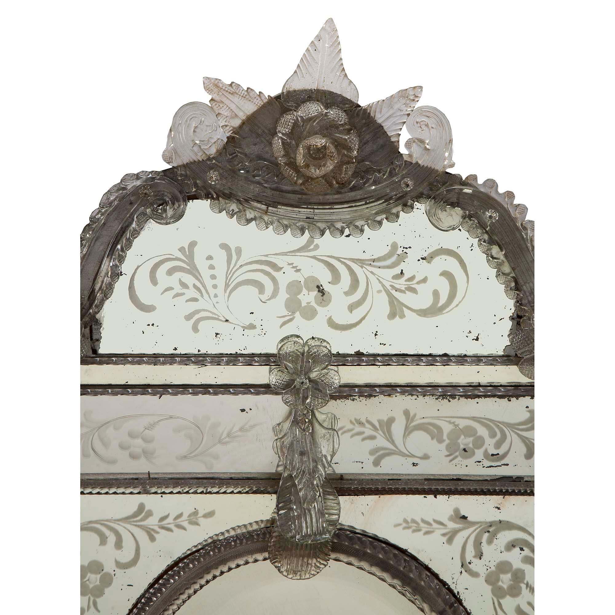 Italienischer dreifach gerahmter venezianischer Spiegel aus venezianischem und Muranoglas aus dem 19. Jahrhundert im Zustand „Gut“ im Angebot in West Palm Beach, FL