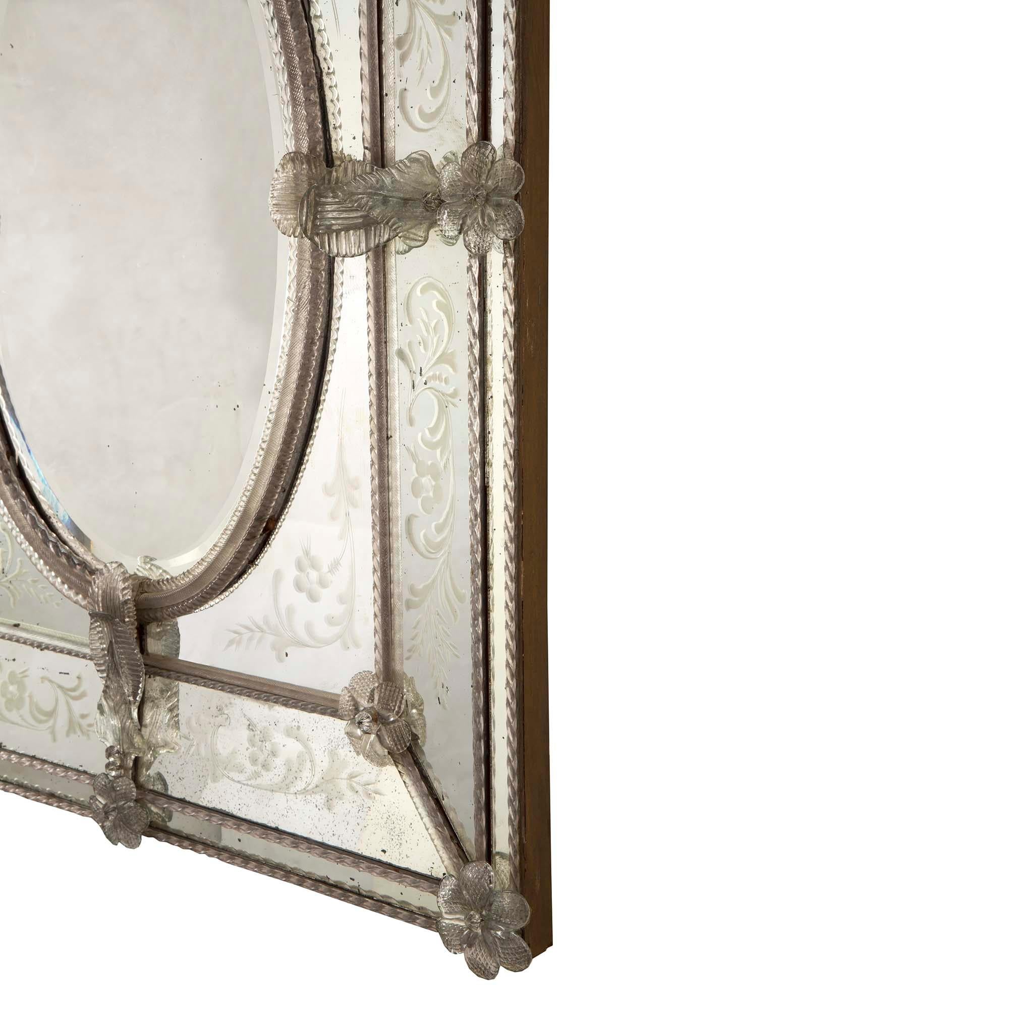 Italienischer dreifach gerahmter venezianischer Spiegel aus venezianischem und Muranoglas aus dem 19. Jahrhundert (Glas) im Angebot