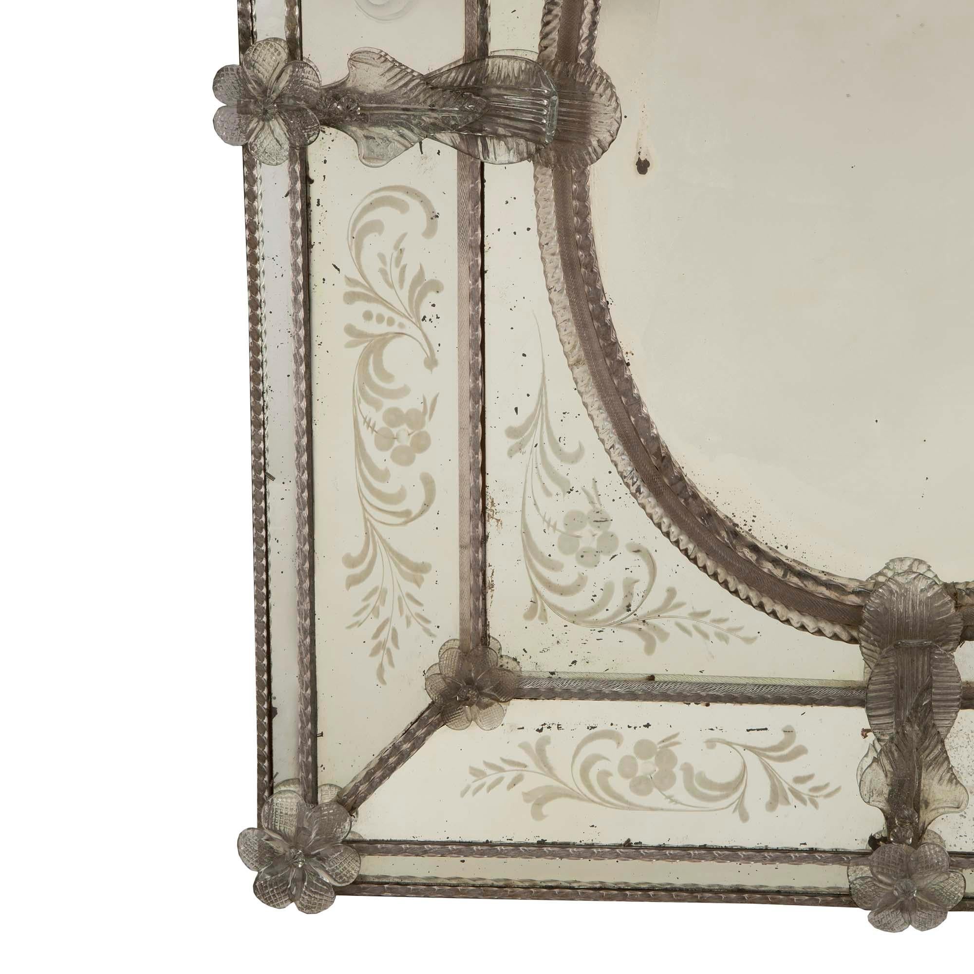 Italienischer dreifach gerahmter venezianischer Spiegel aus venezianischem und Muranoglas aus dem 19. Jahrhundert im Angebot 1