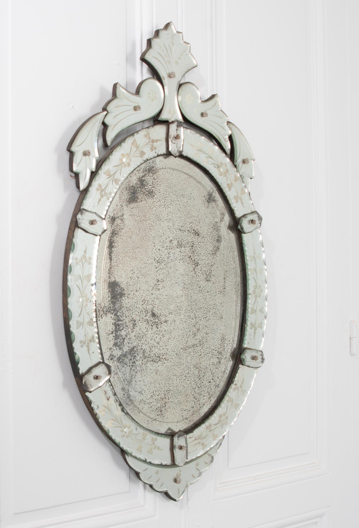XIXe siècle Miroir ovale vénitien italien du 19ème siècle en vente