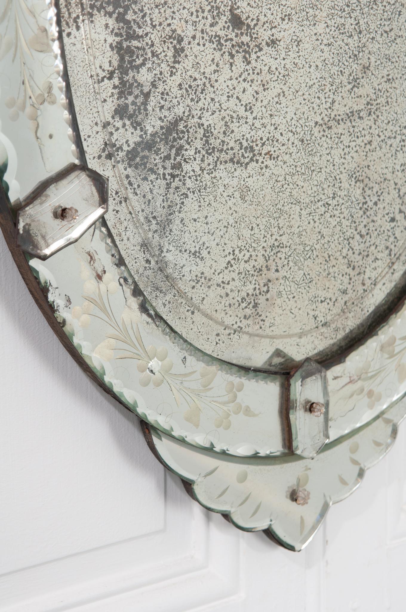Miroir ovale vénitien italien du 19ème siècle en vente 2