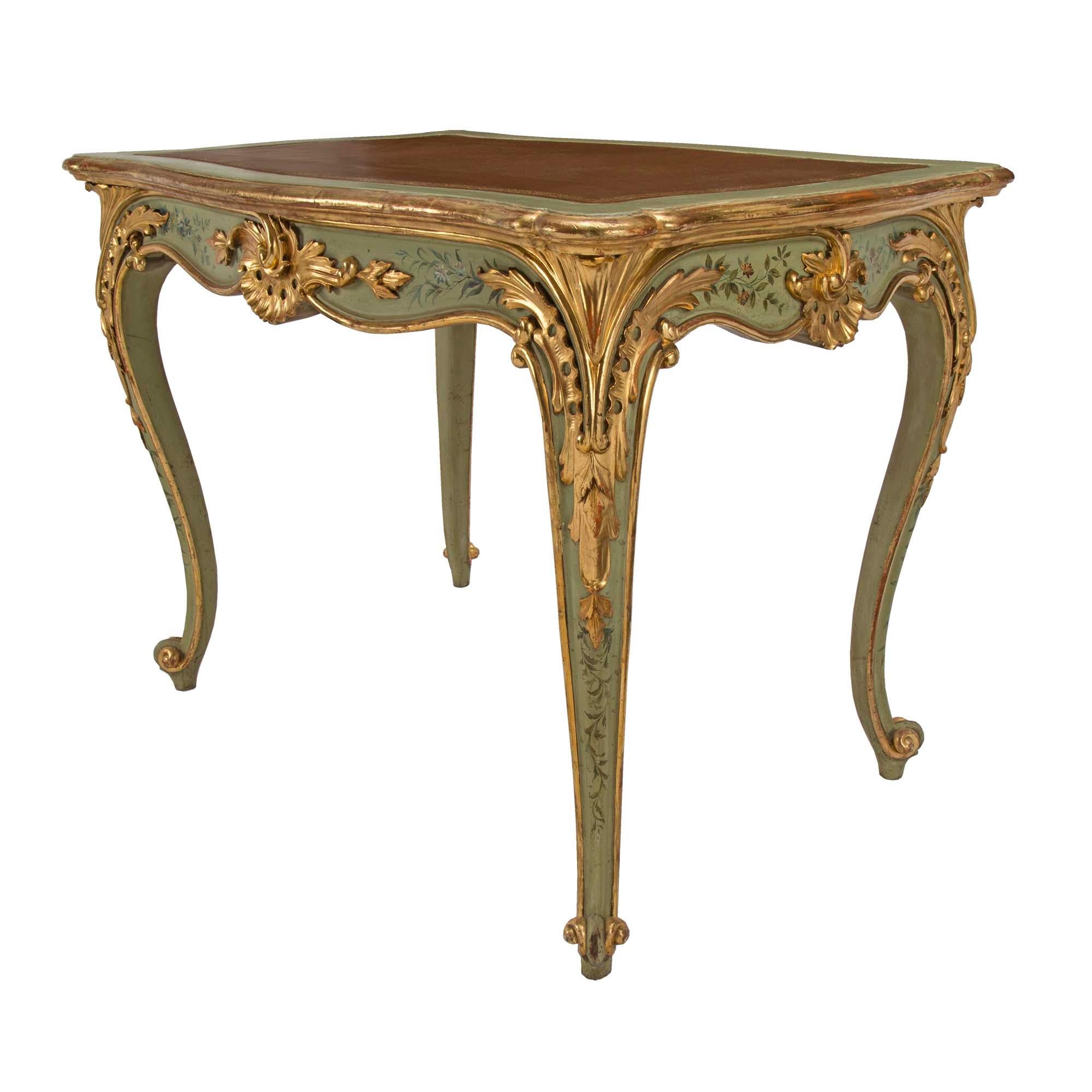 Italienischer venezianischer Schreibtisch/Beistelltisch aus patiniertem und vergoldetem Holz, 19. Jahrhundert (Louis XV.) im Angebot