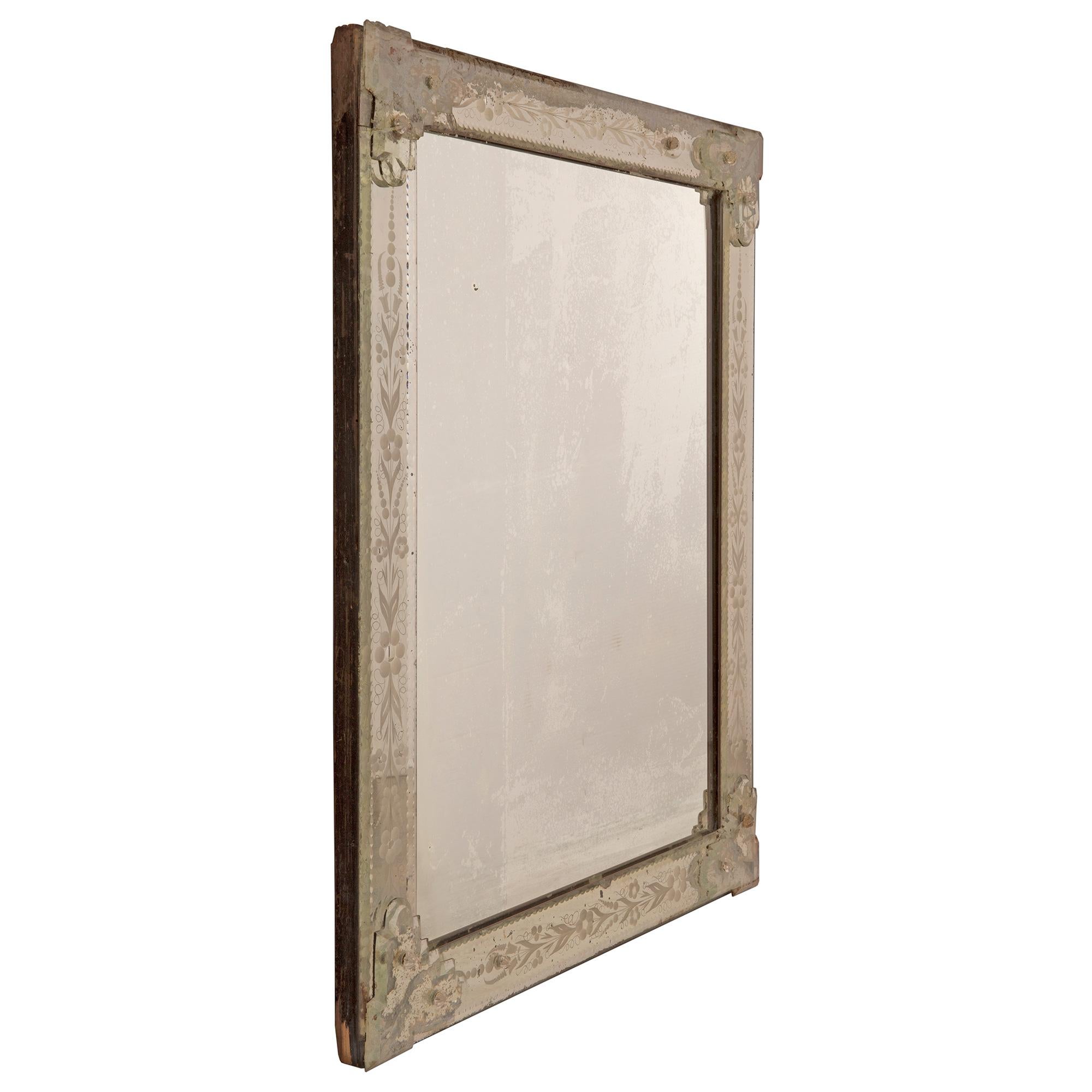 Un très joli miroir italien du 19ème siècle en st. vénitien gravé. La plaque de miroir d'origine est encadrée par d'autres plaques de miroir gravées d'origine, élégantes et finement détaillées. Les plaques de miroir extérieures présentent de