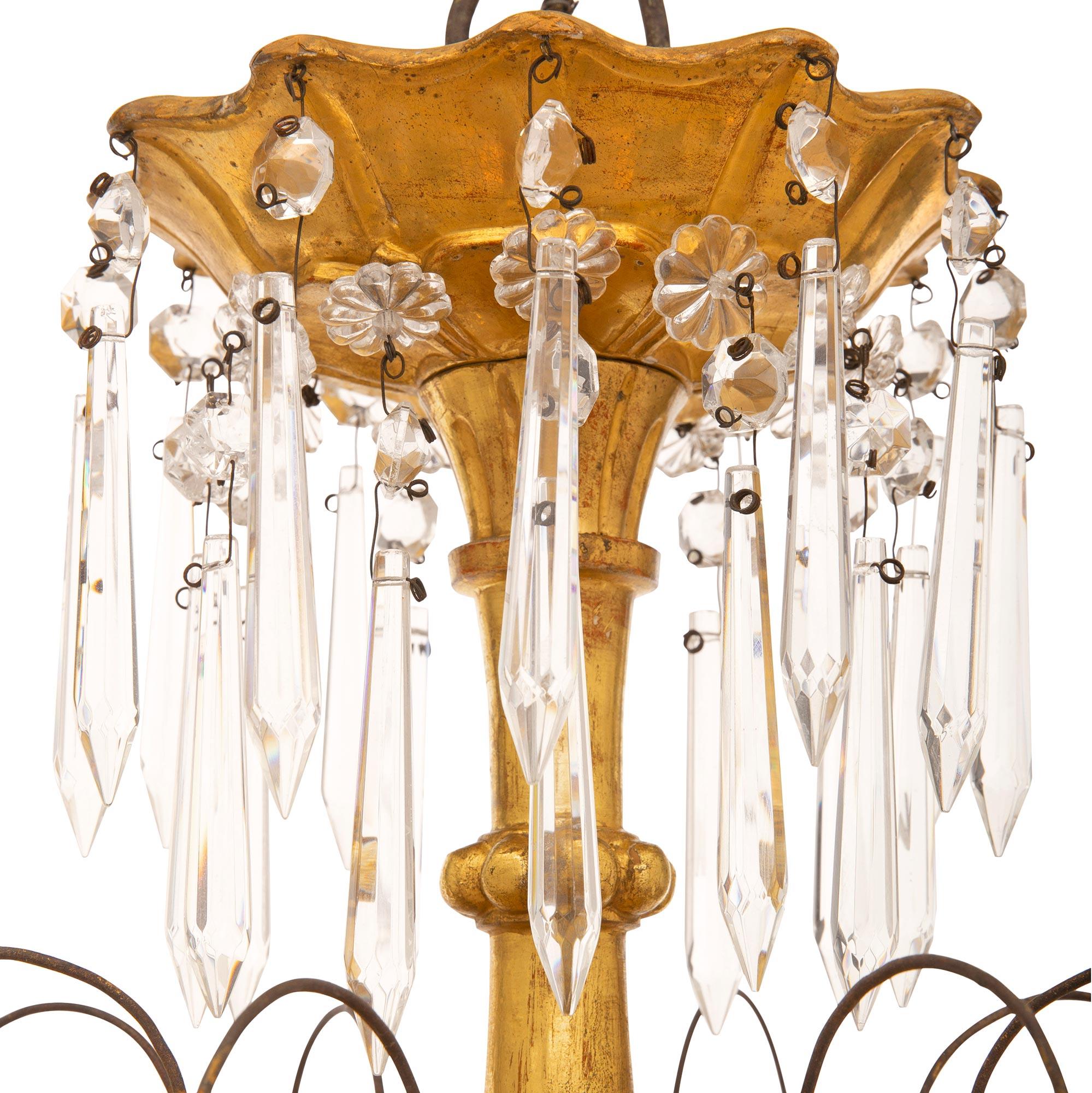 Lustre vénitien italien du 19ème siècle en bois doré et cristal Bon état - En vente à West Palm Beach, FL