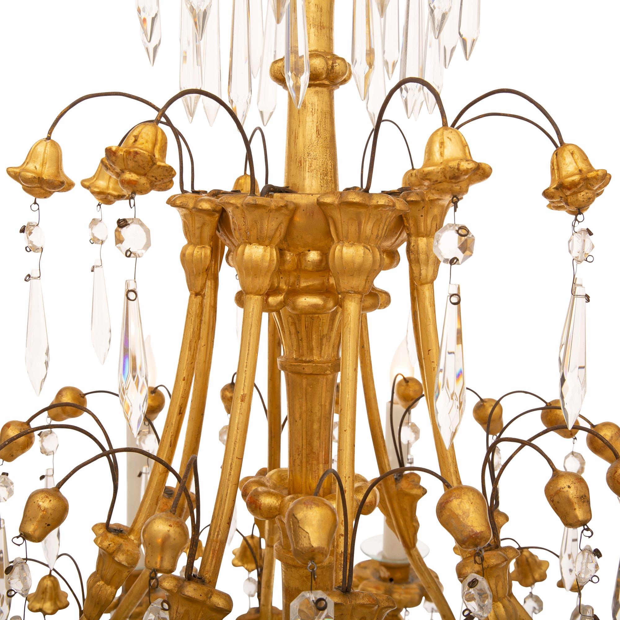 XIXe siècle Lustre vénitien italien du 19ème siècle en bois doré et cristal en vente
