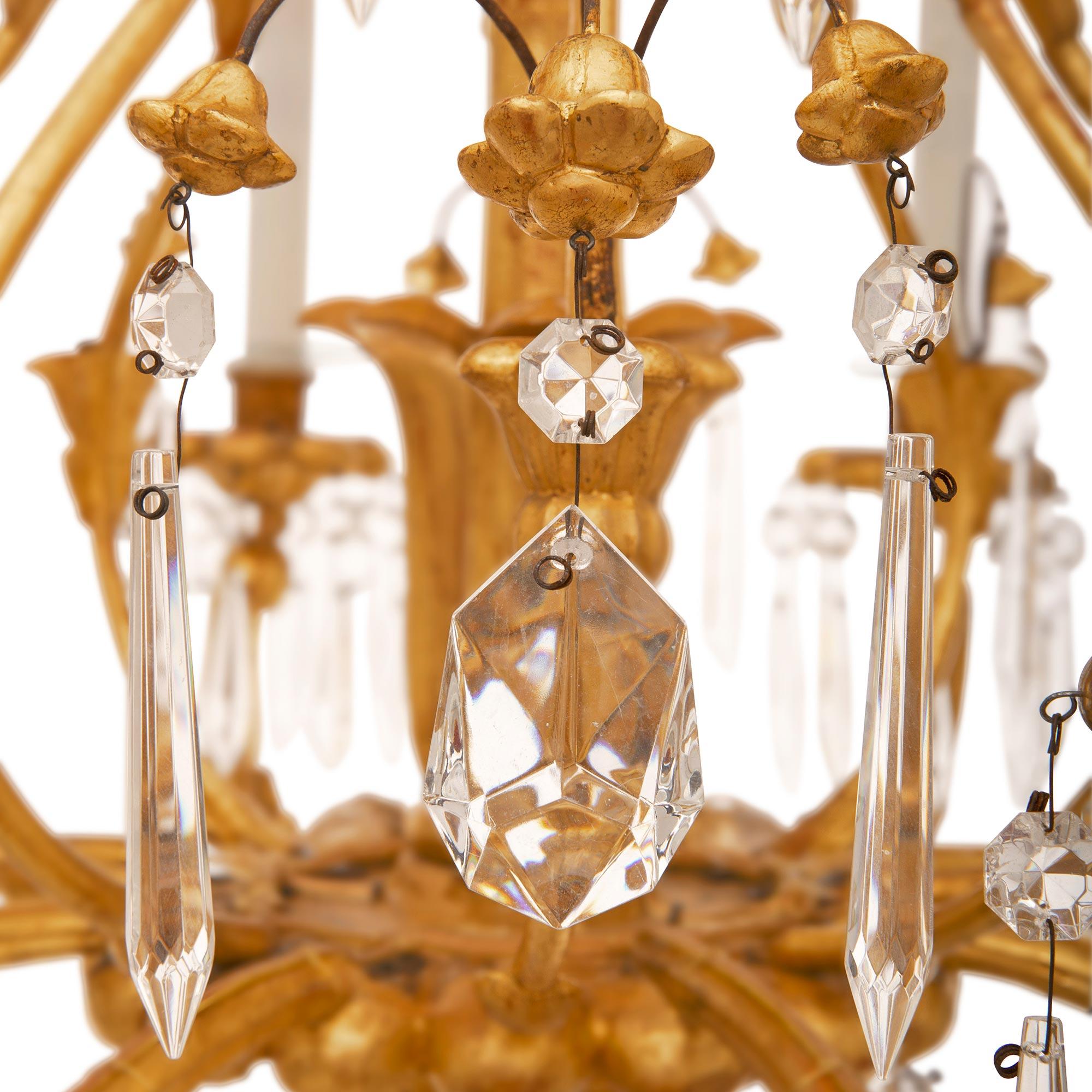 Cristal Lustre vénitien italien du 19ème siècle en bois doré et cristal en vente
