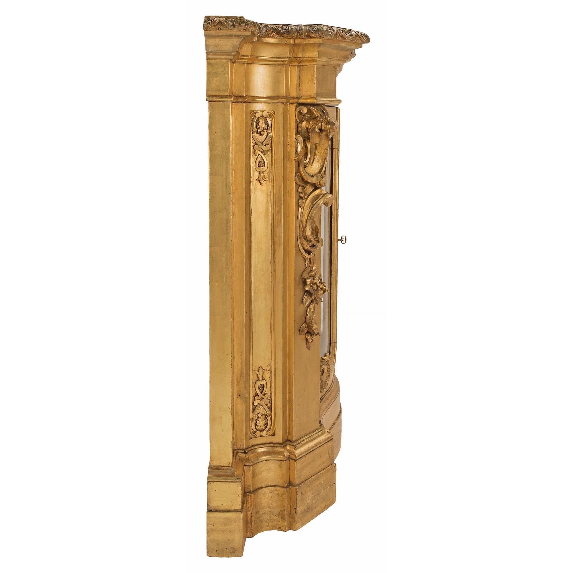 Italian 19th Century Venetian St. Giltwood Cabinet Vitrine In Good Condition For Sale In West Palm Beach, FL