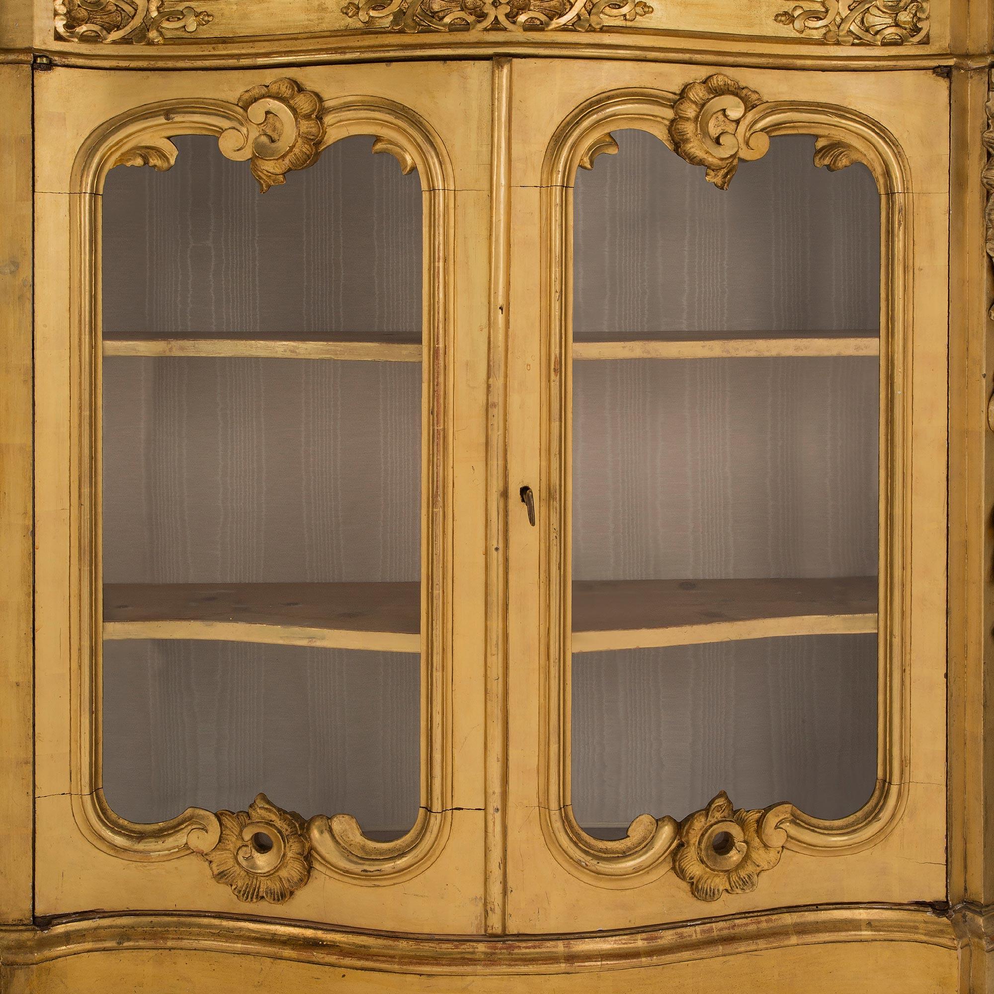 Italienischer venezianischer Schrank/Vitrine aus vergoldetem Holz, 19. Jahrhundert im Angebot 2