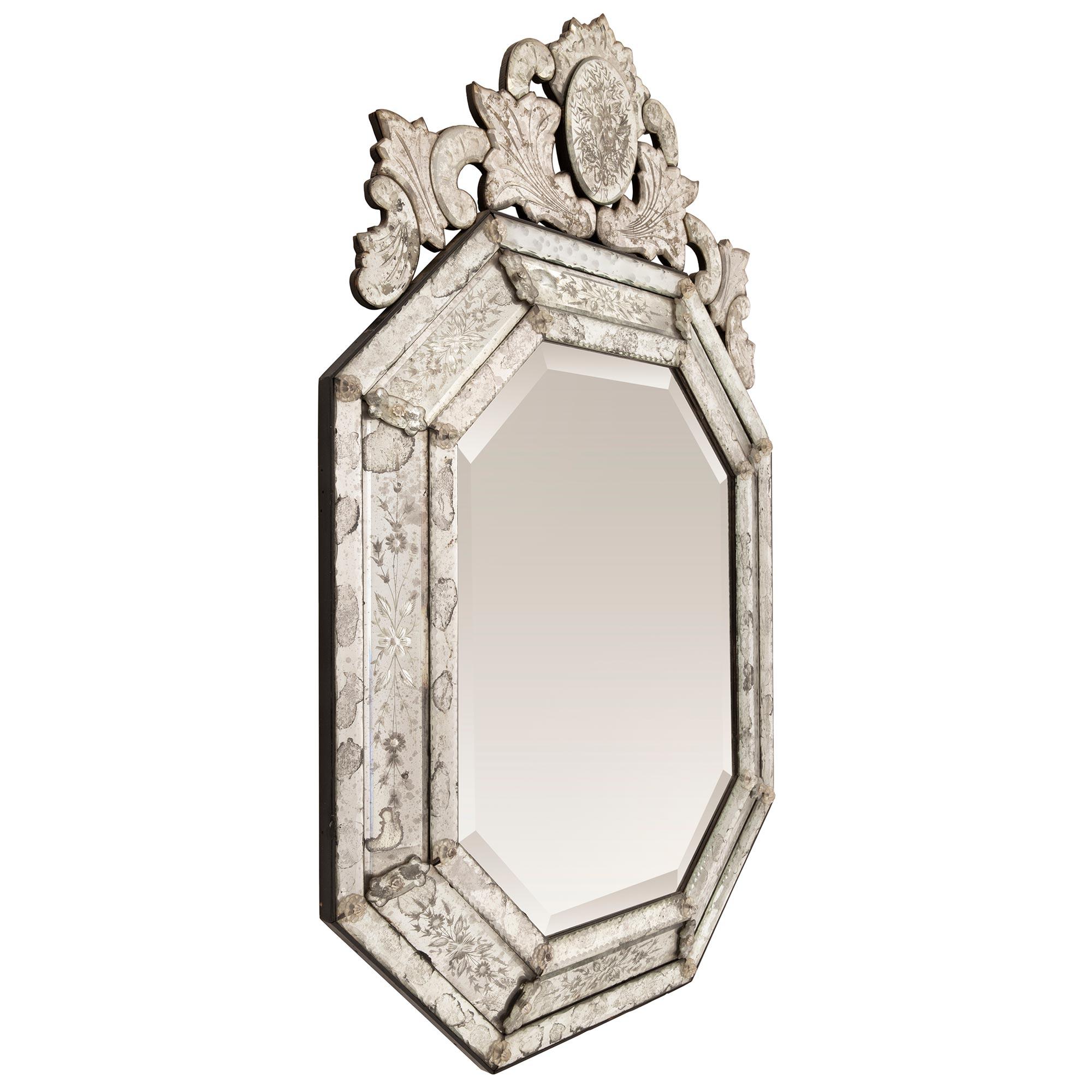 Miroir de forme octogonale de style vénitien italien du 19ème siècle, saisissant et extrêmement décoratif. Ce magnifique miroir a conservé toutes ses plaques de miroir d'origine, la plaque centrale présentant un élégant biseau. Le bord est entouré