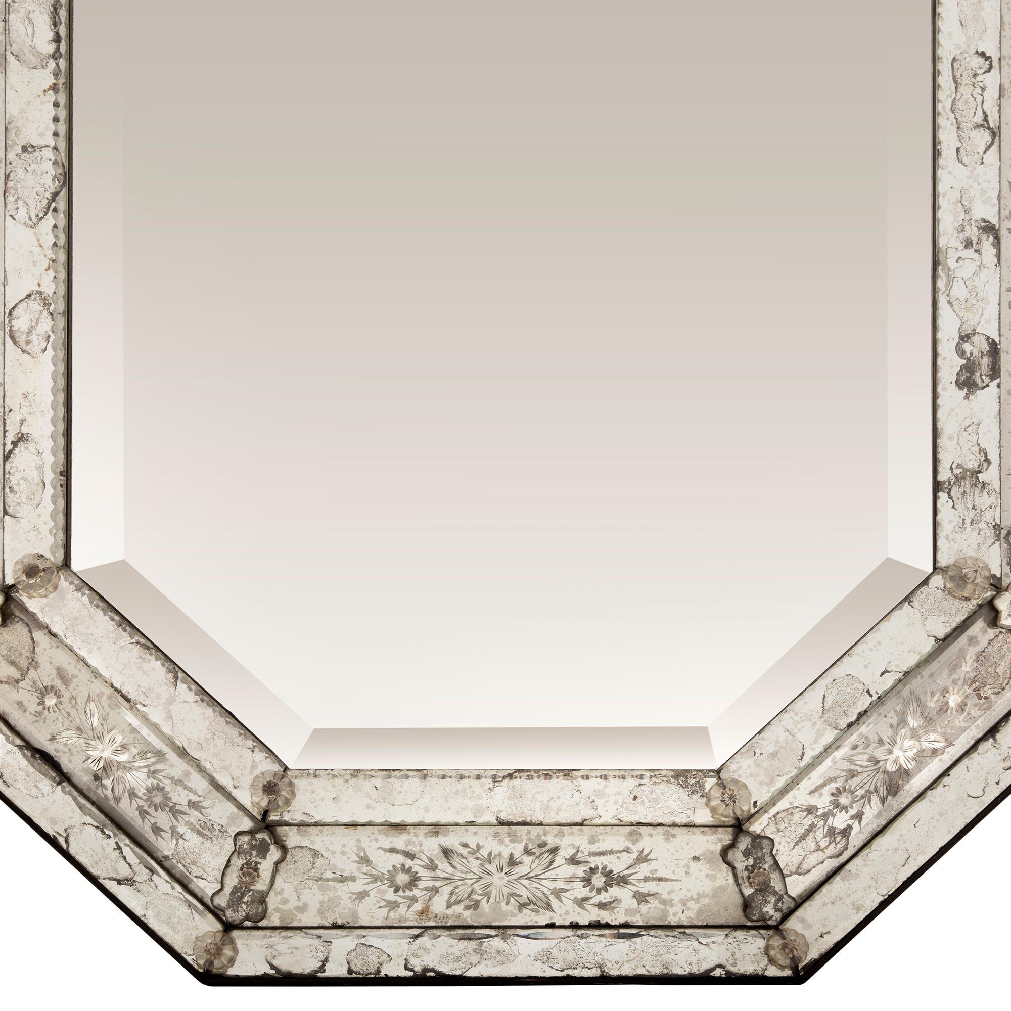 Miroir italien de forme octogonale de style vénitien du 19ème siècle en vente 3