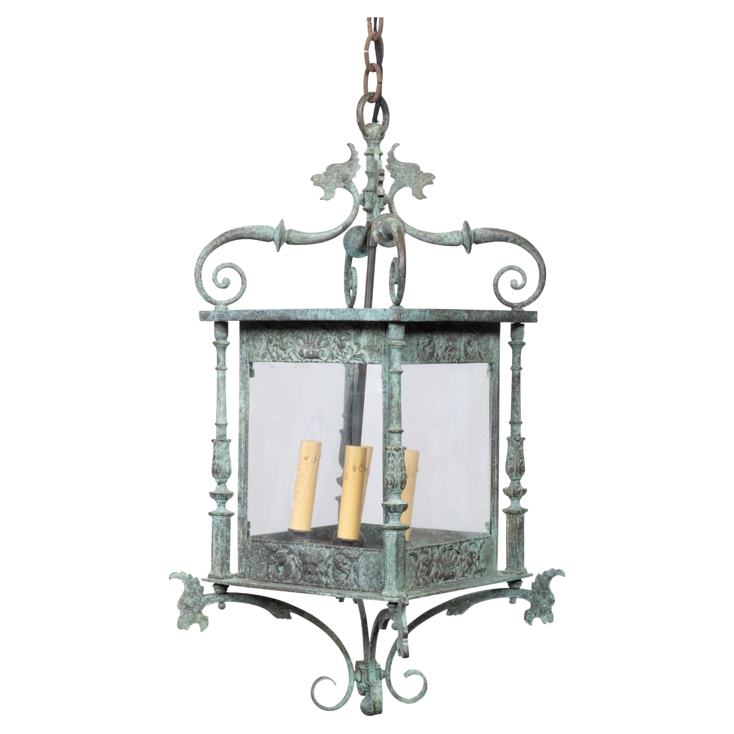 Lanterne italienne du XIXe siècle en bronze vert à quatre lumières avec motifs grotesques