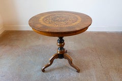 Table centrale italienne du 19ème siècle en noyer et marqueterie de bouleau avec base tripode