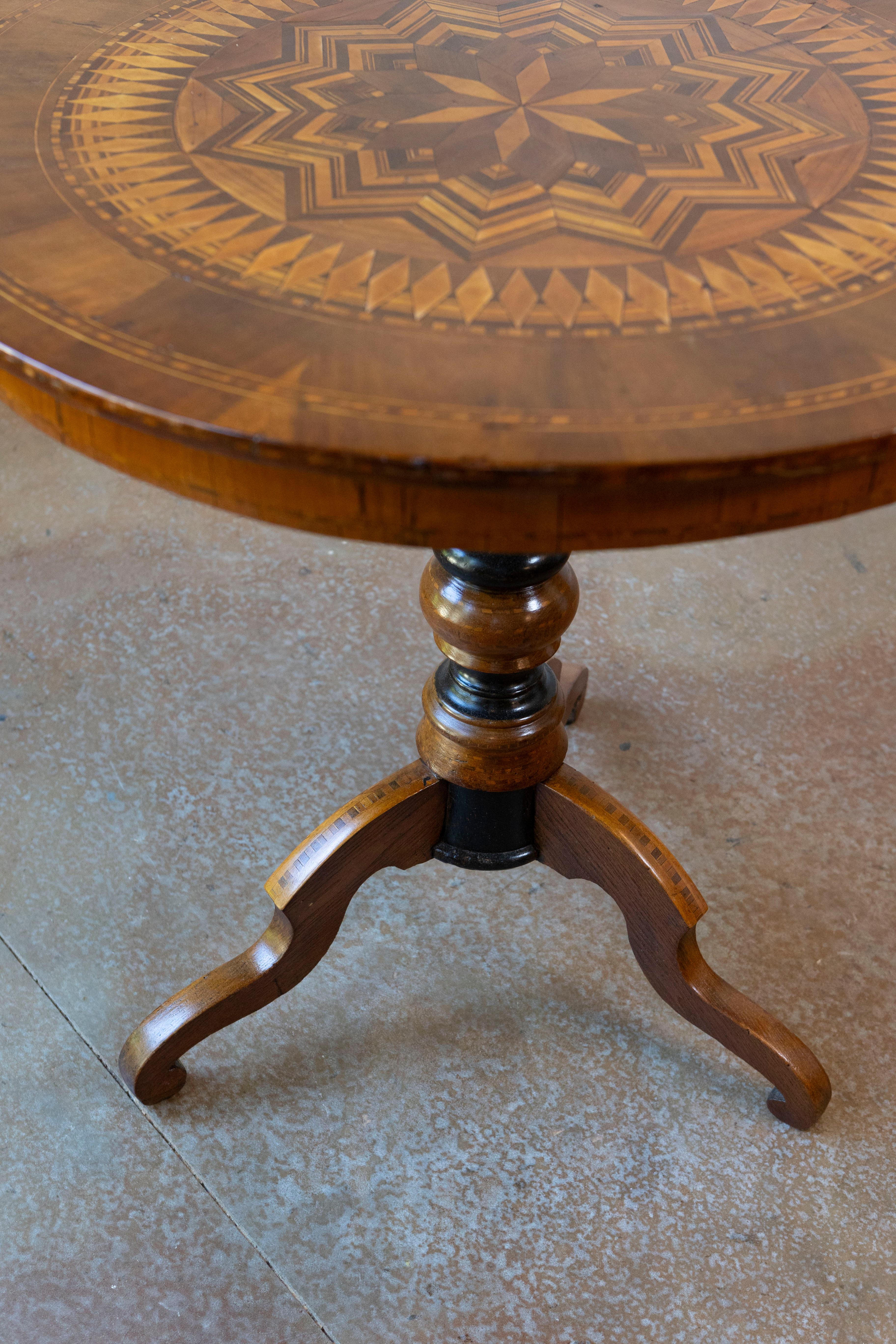 Italian 19th Century Walnut and Birch Marquetry Center Table with Tripod Base In Good Condition In Atlanta, GA