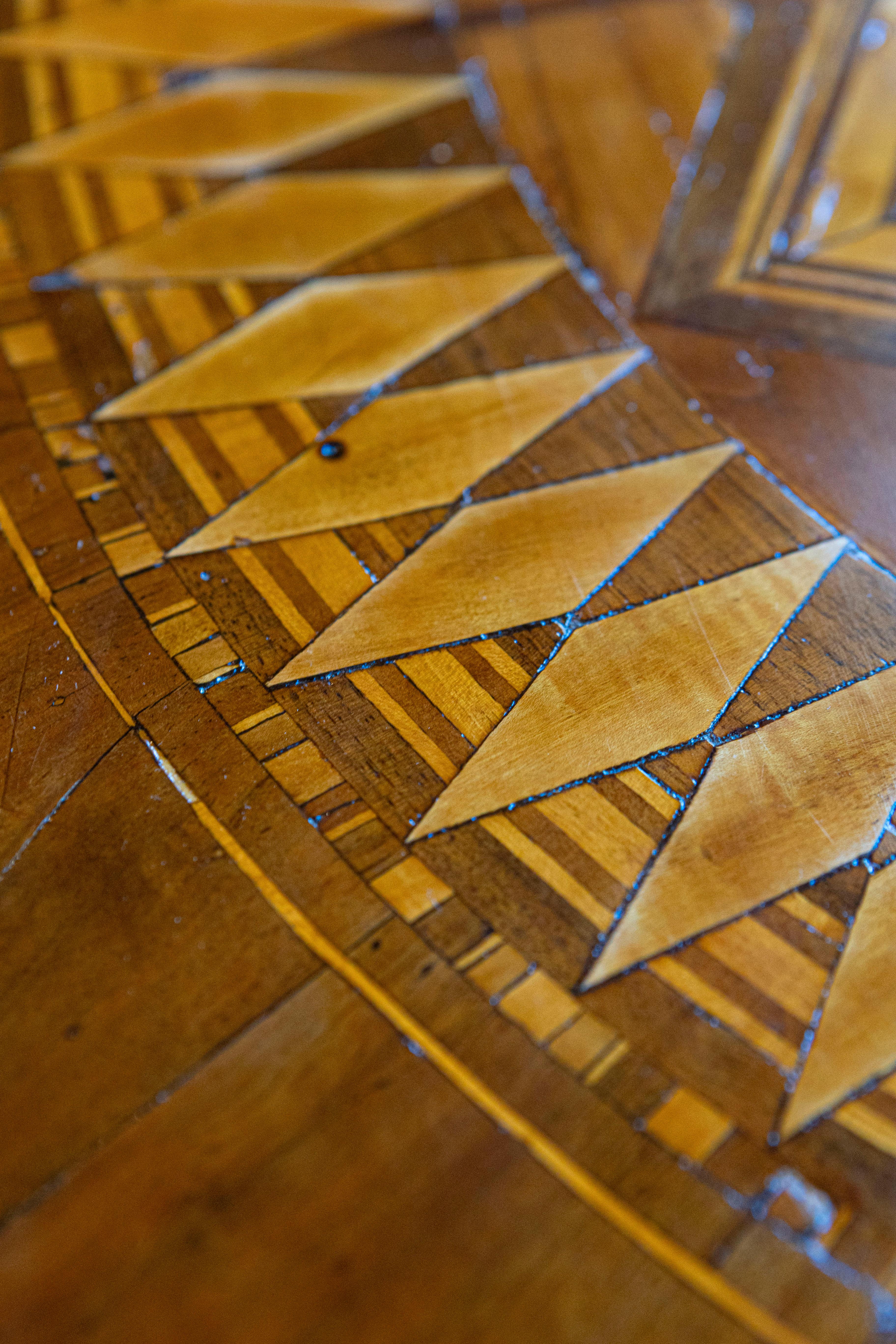 Italian 19th Century Walnut and Birch Marquetry Center Table with Tripod Base 2