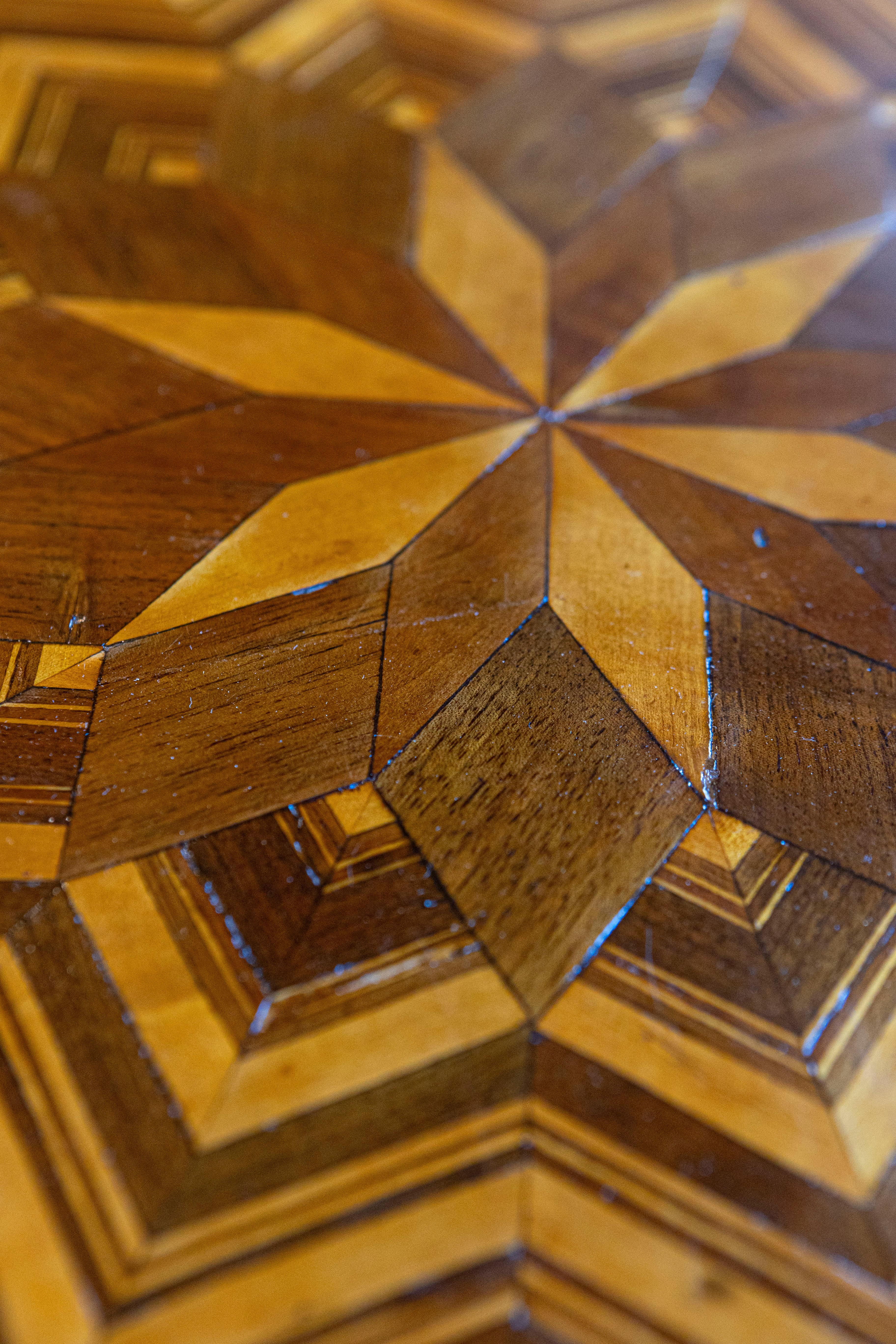 Italian 19th Century Walnut and Birch Marquetry Center Table with Tripod Base 4