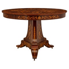 Mesa centro italiana del siglo XIX, estilo Luis XV, de nogal y madera de frutal