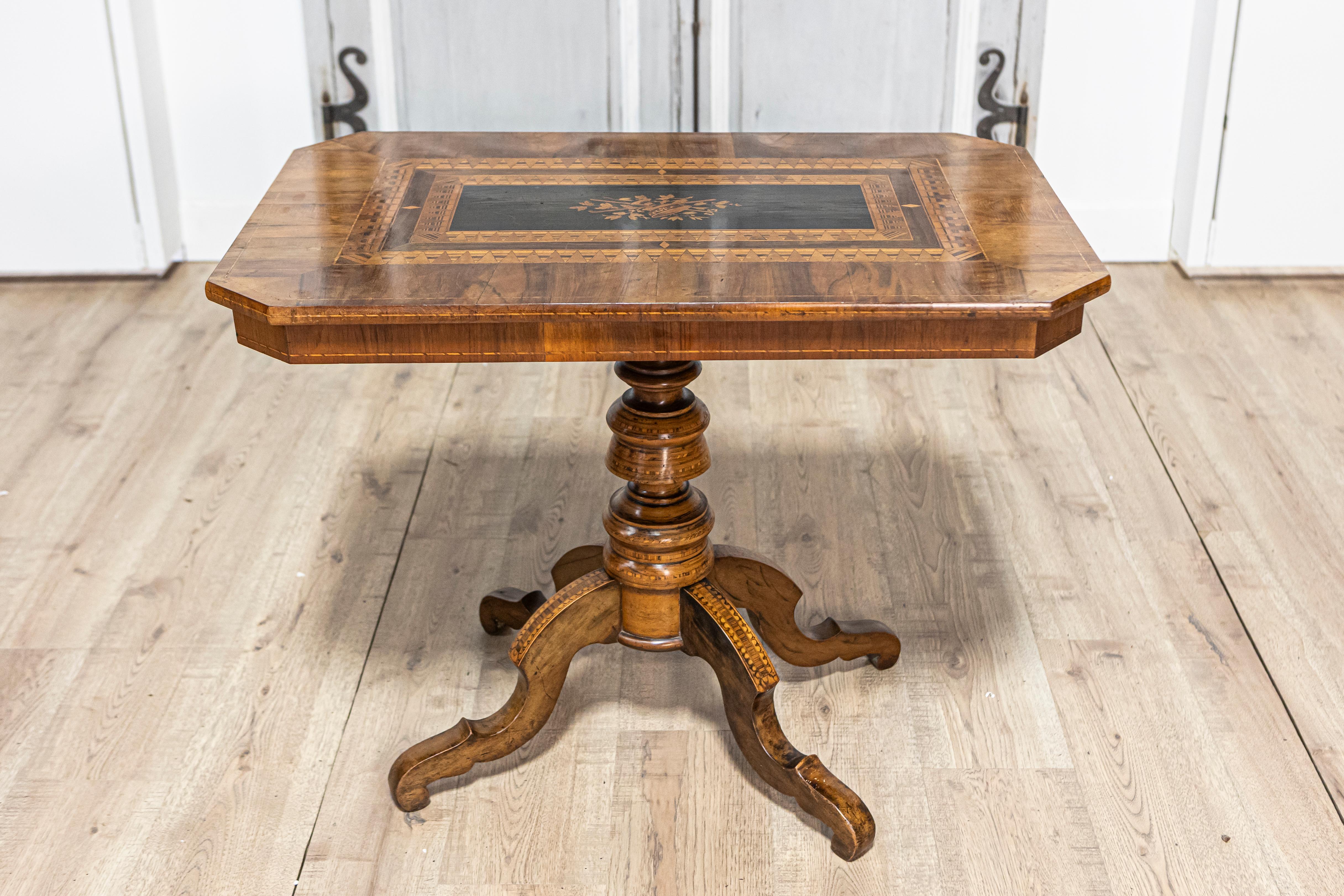 Italian 19th Century Walnut and Mahogany Center Table with Floral Marquetry For Sale 8