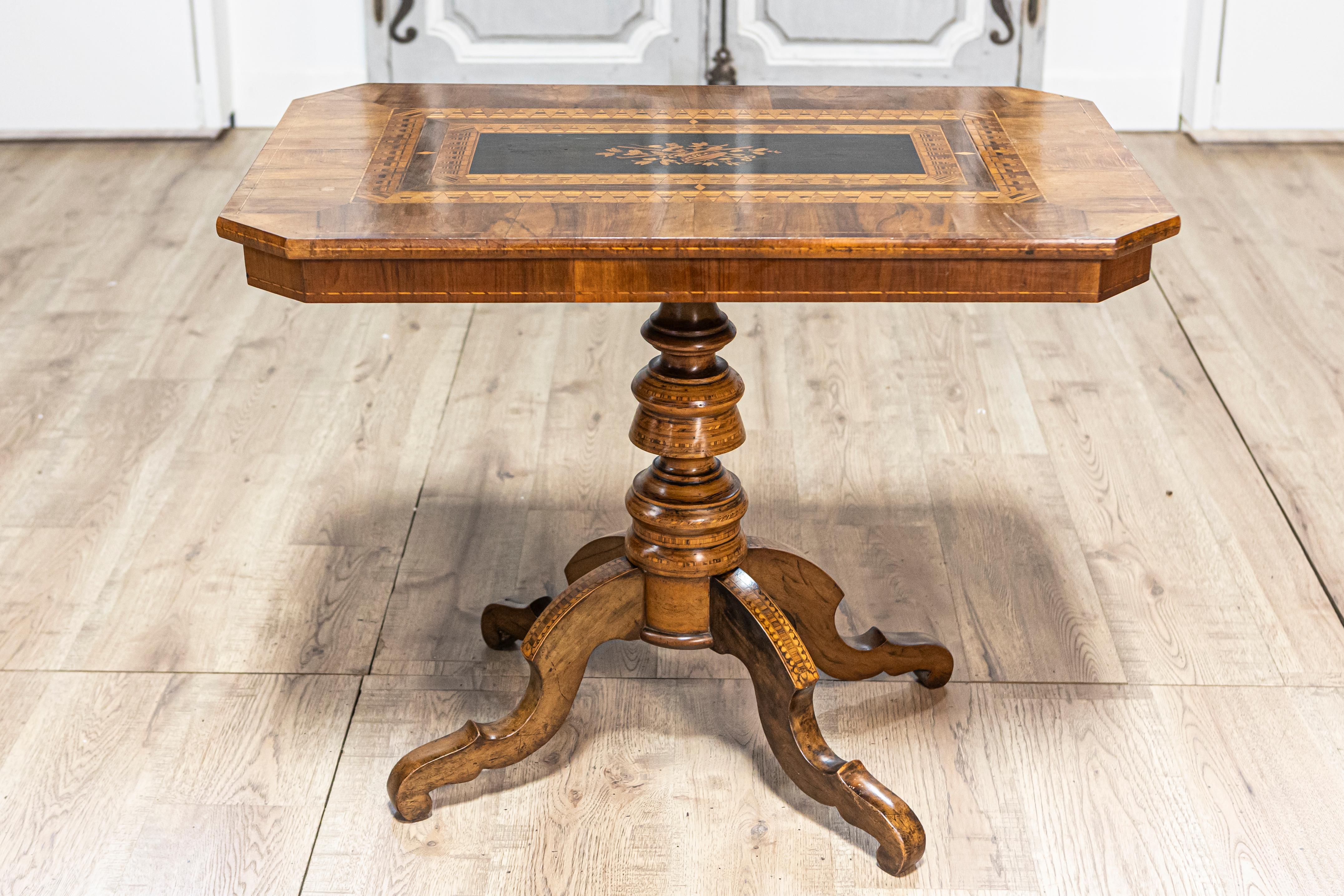 Italian 19th Century Walnut and Mahogany Center Table with Floral Marquetry For Sale 9