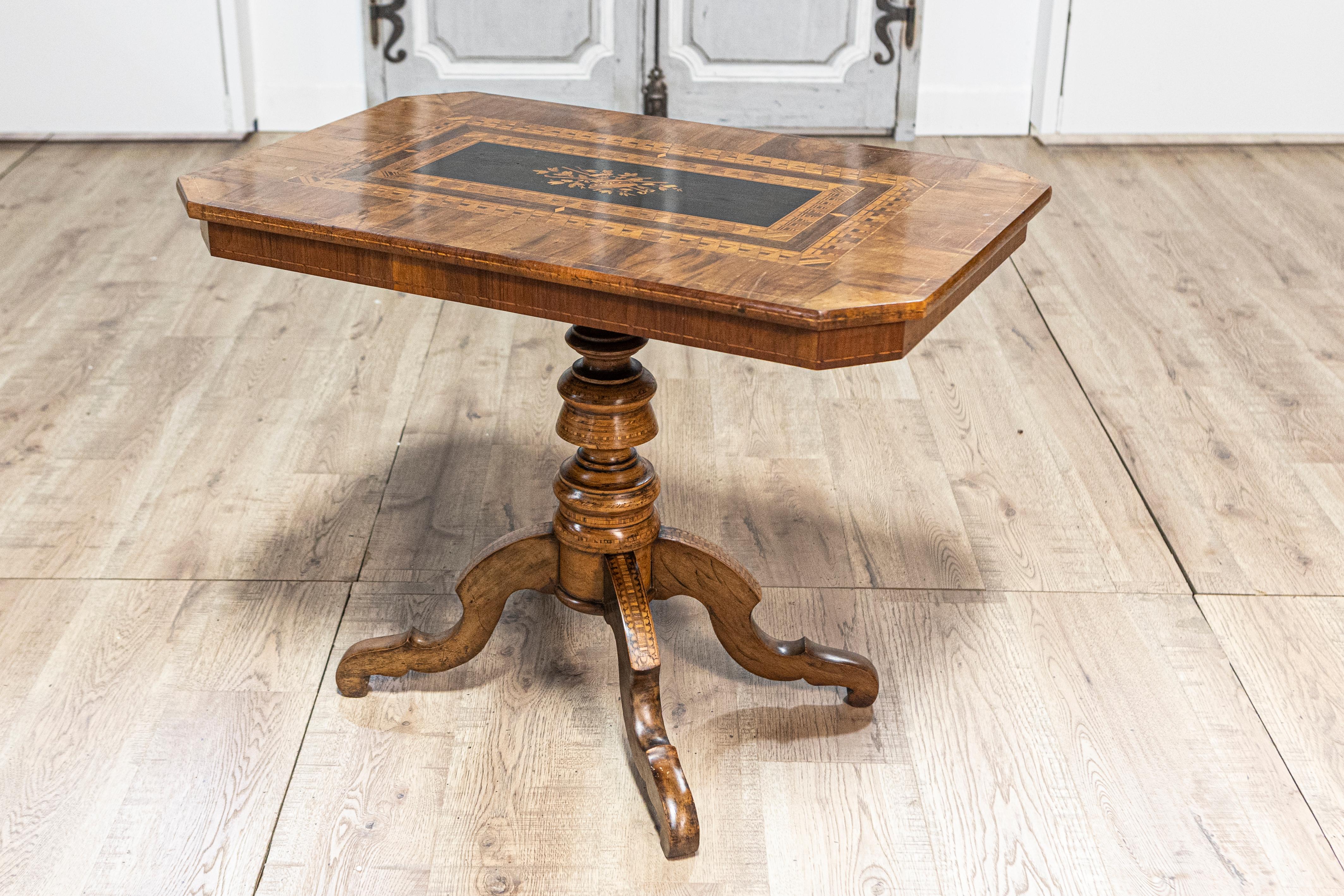 Italian 19th Century Walnut and Mahogany Center Table with Floral Marquetry For Sale 10