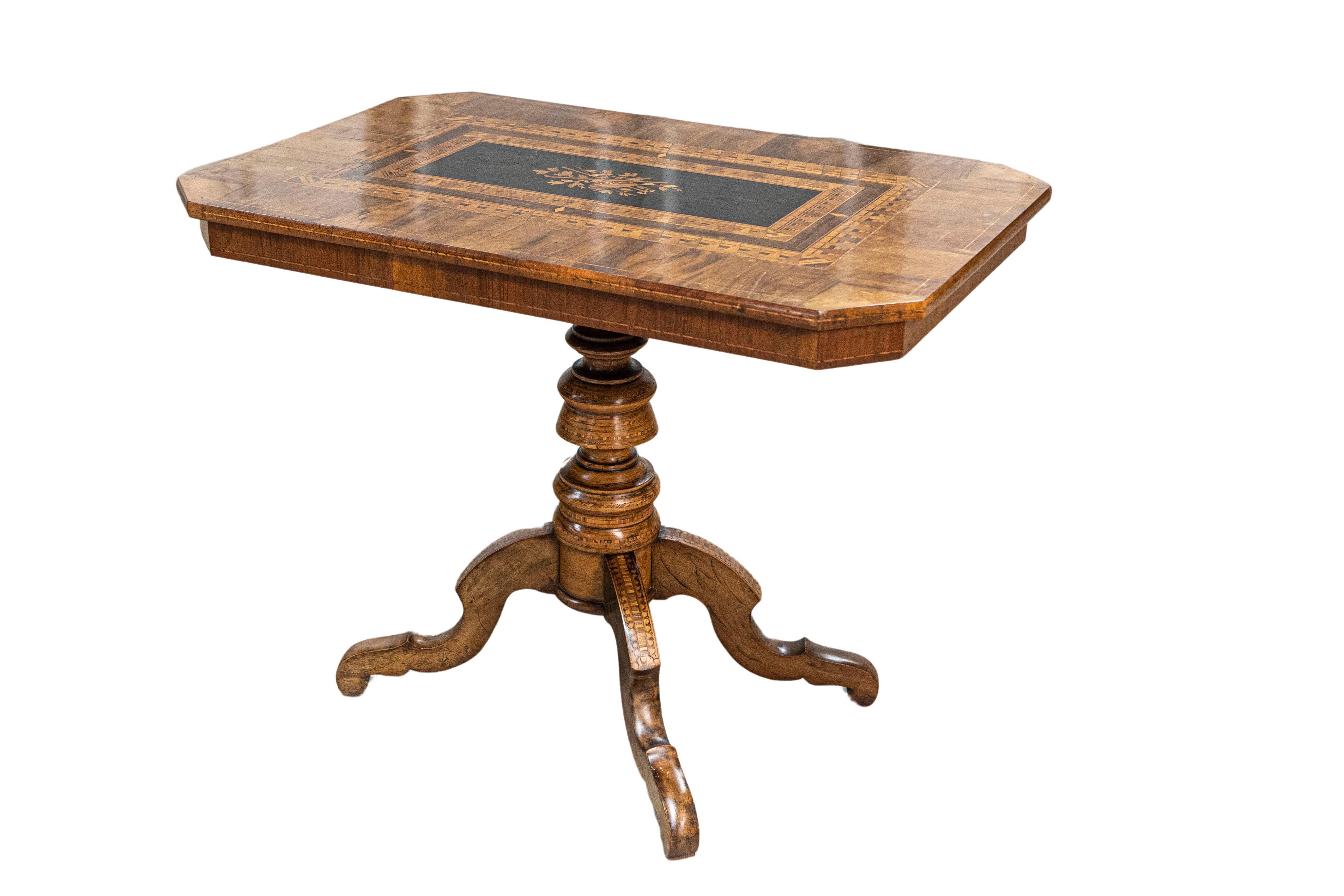 Inlay Italian 19th Century Walnut and Mahogany Center Table with Floral Marquetry For Sale