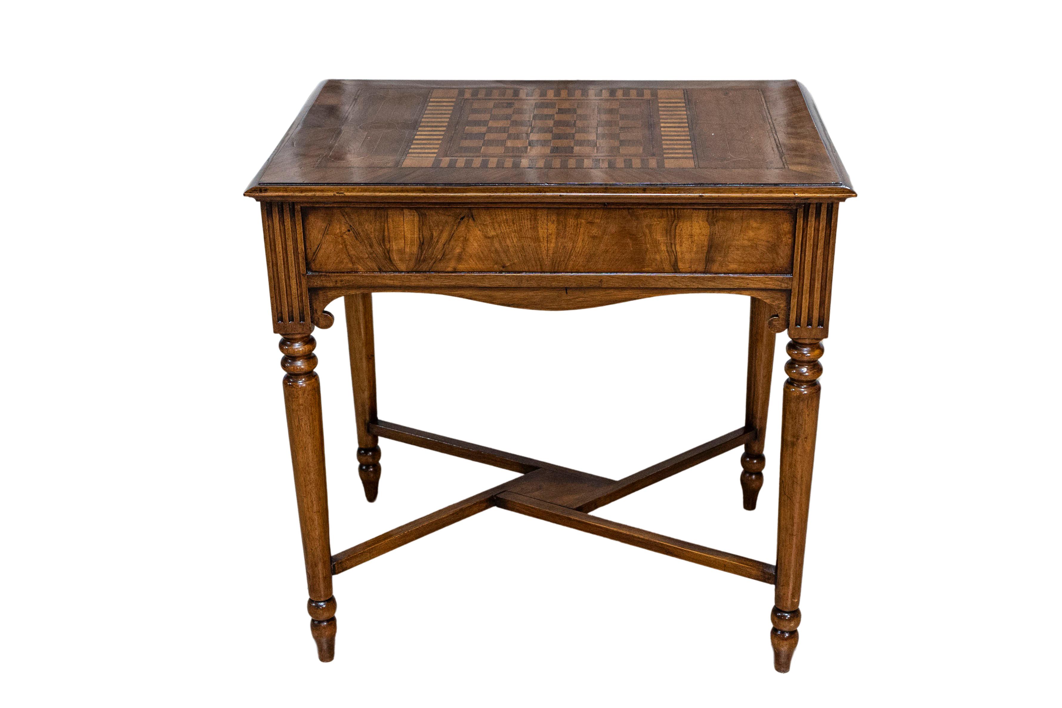 Italian 19th Century Walnut and Mahogany Game Table with Checkerboard Top For Sale 1