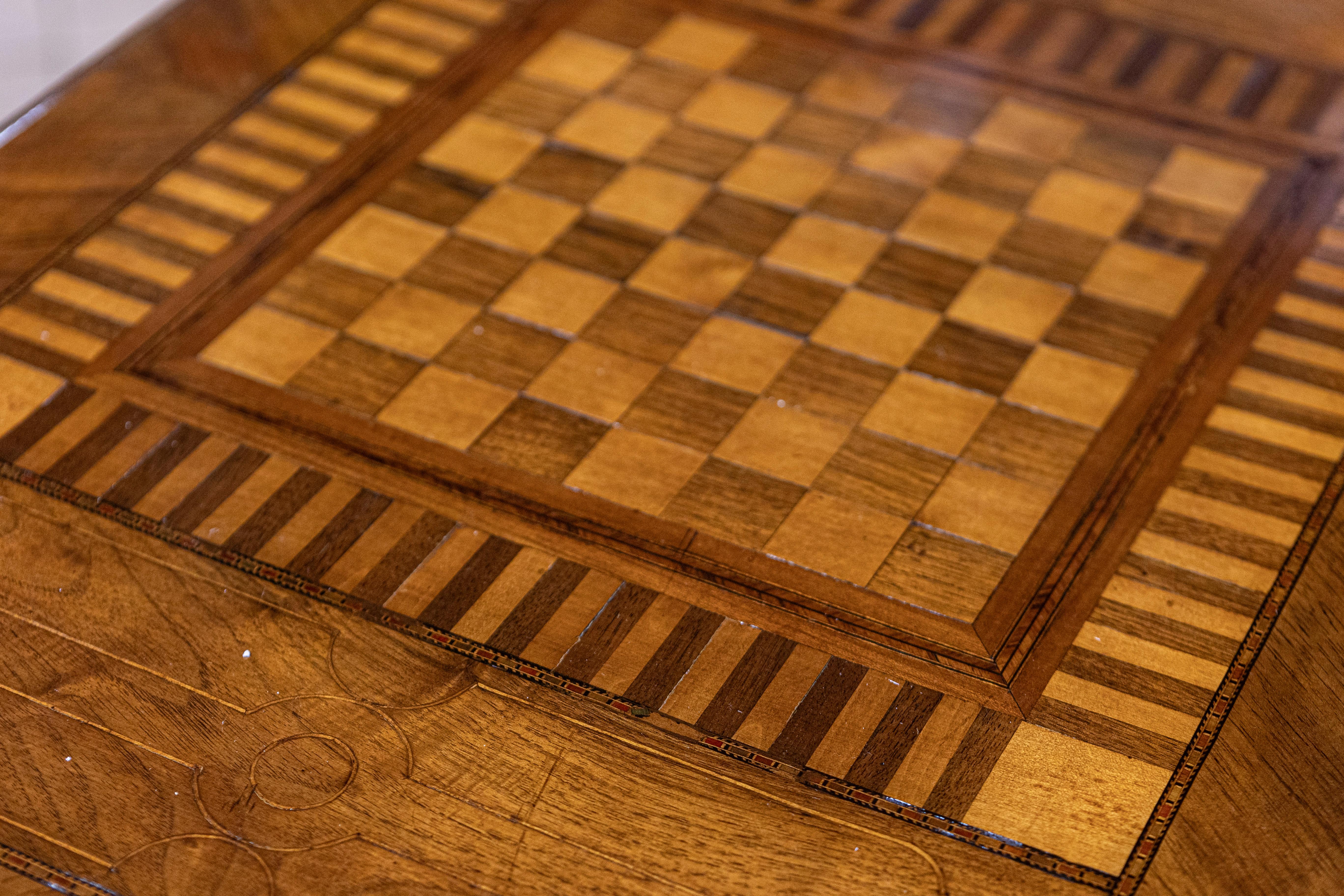 Italian 19th Century Walnut and Mahogany Game Table with Checkerboard Top For Sale 4