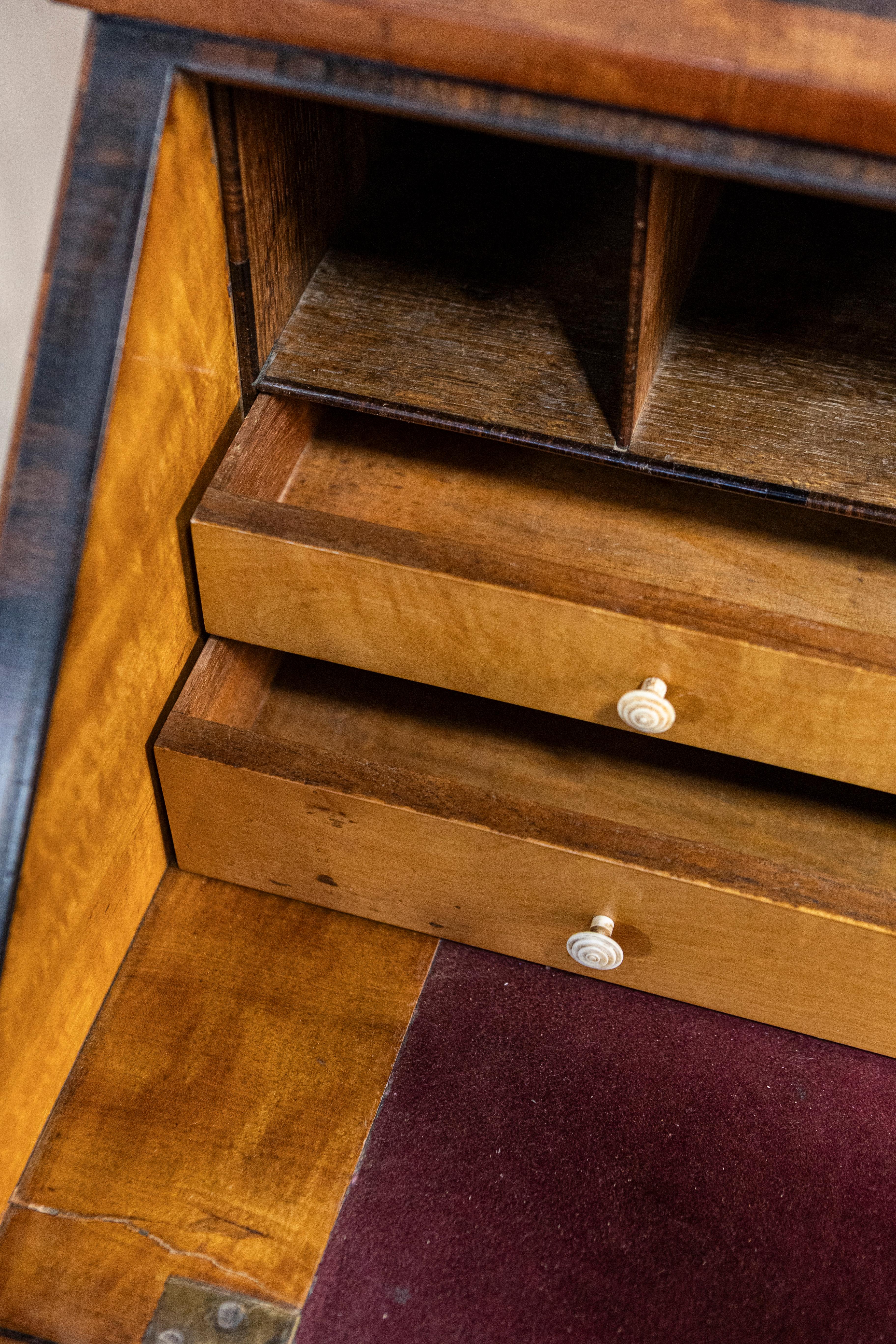 Table à écrire italienne du 19e siècle en noyer et acajou avec bureau à façade inclinée en vente 4