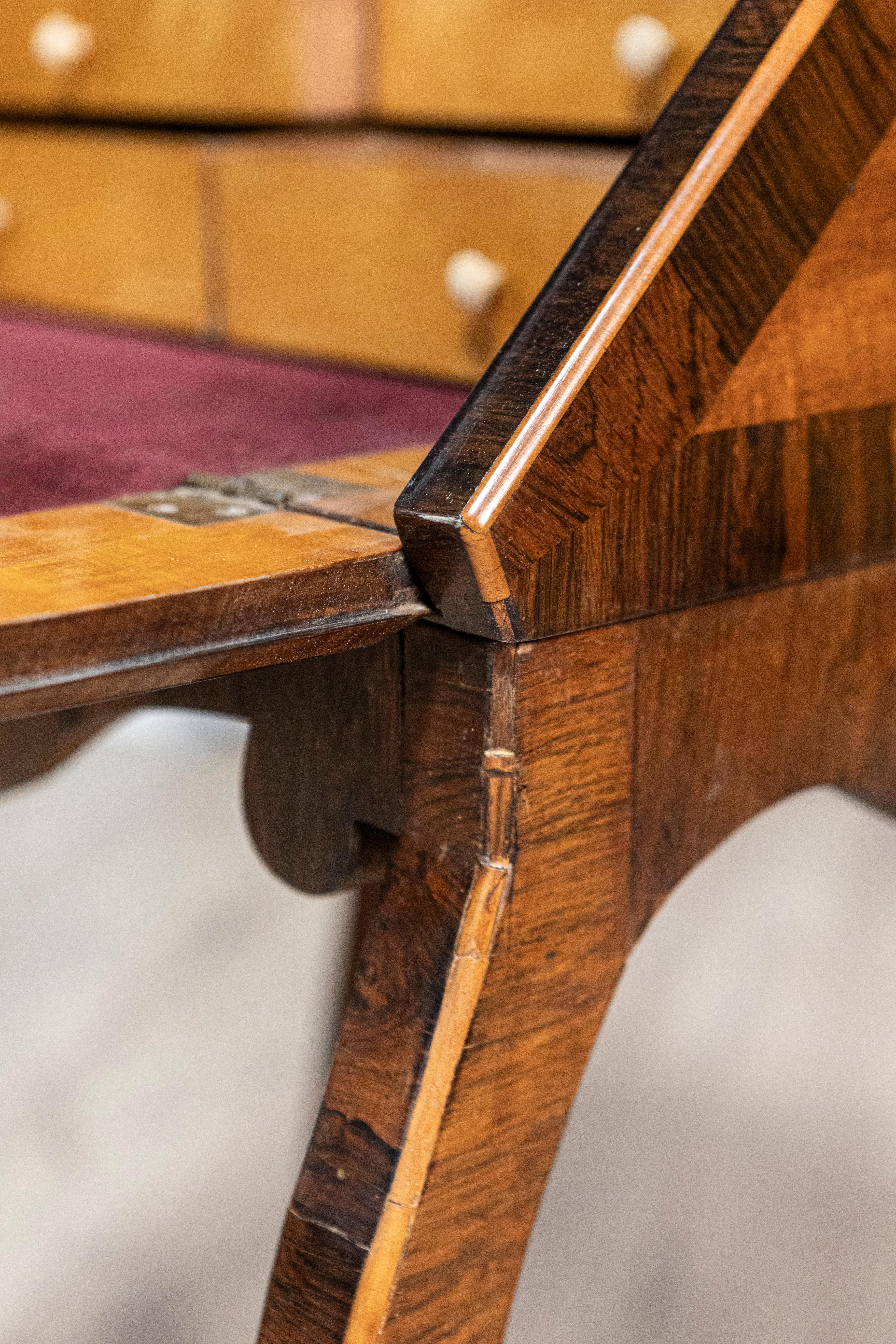 Table à écrire italienne du 19e siècle en noyer et acajou avec bureau à façade inclinée en vente 5