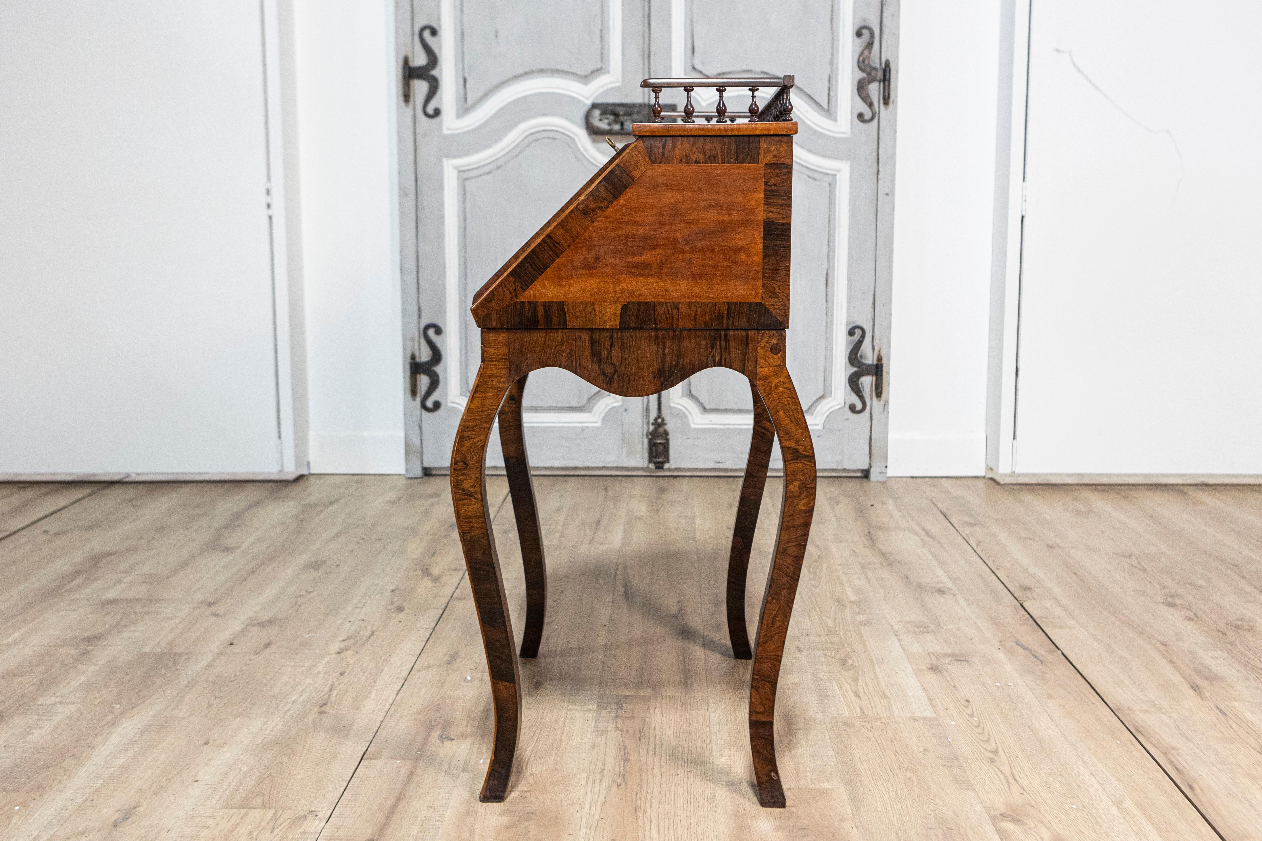 Table à écrire italienne du 19e siècle en noyer et acajou avec bureau à façade inclinée en vente 6