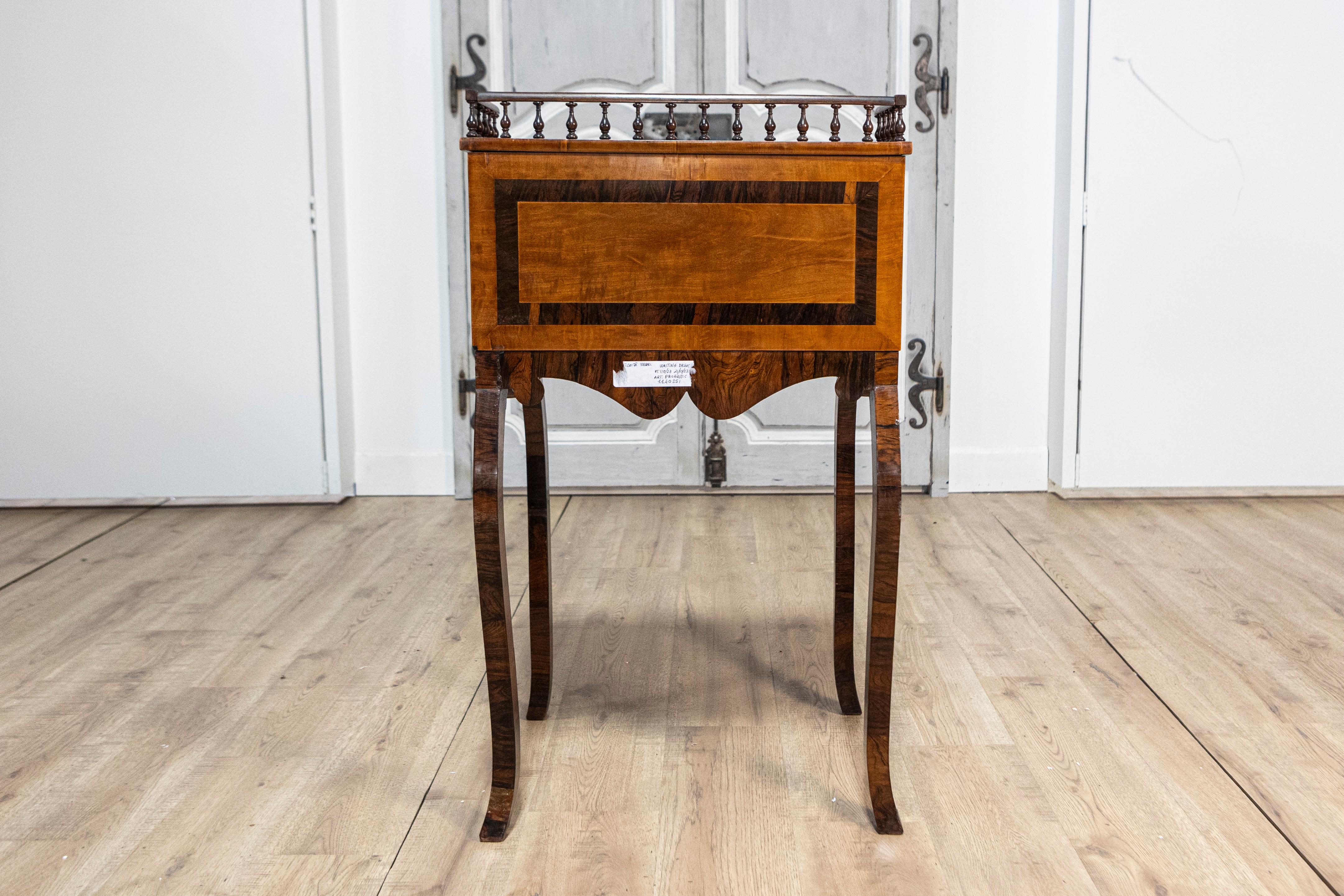 Table à écrire italienne du 19e siècle en noyer et acajou avec bureau à façade inclinée en vente 7
