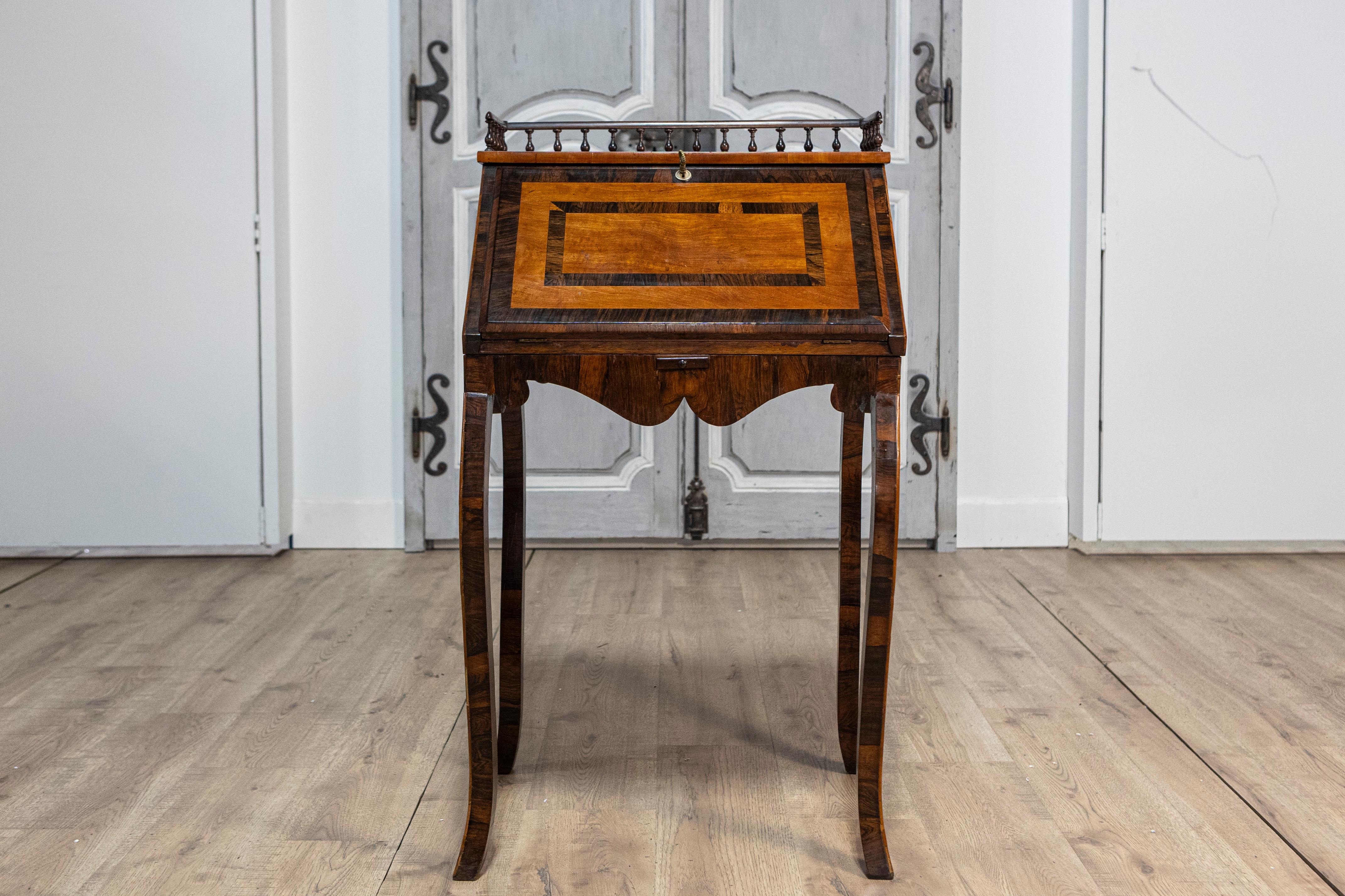 Incrusté Table à écrire italienne du 19e siècle en noyer et acajou avec bureau à façade inclinée en vente
