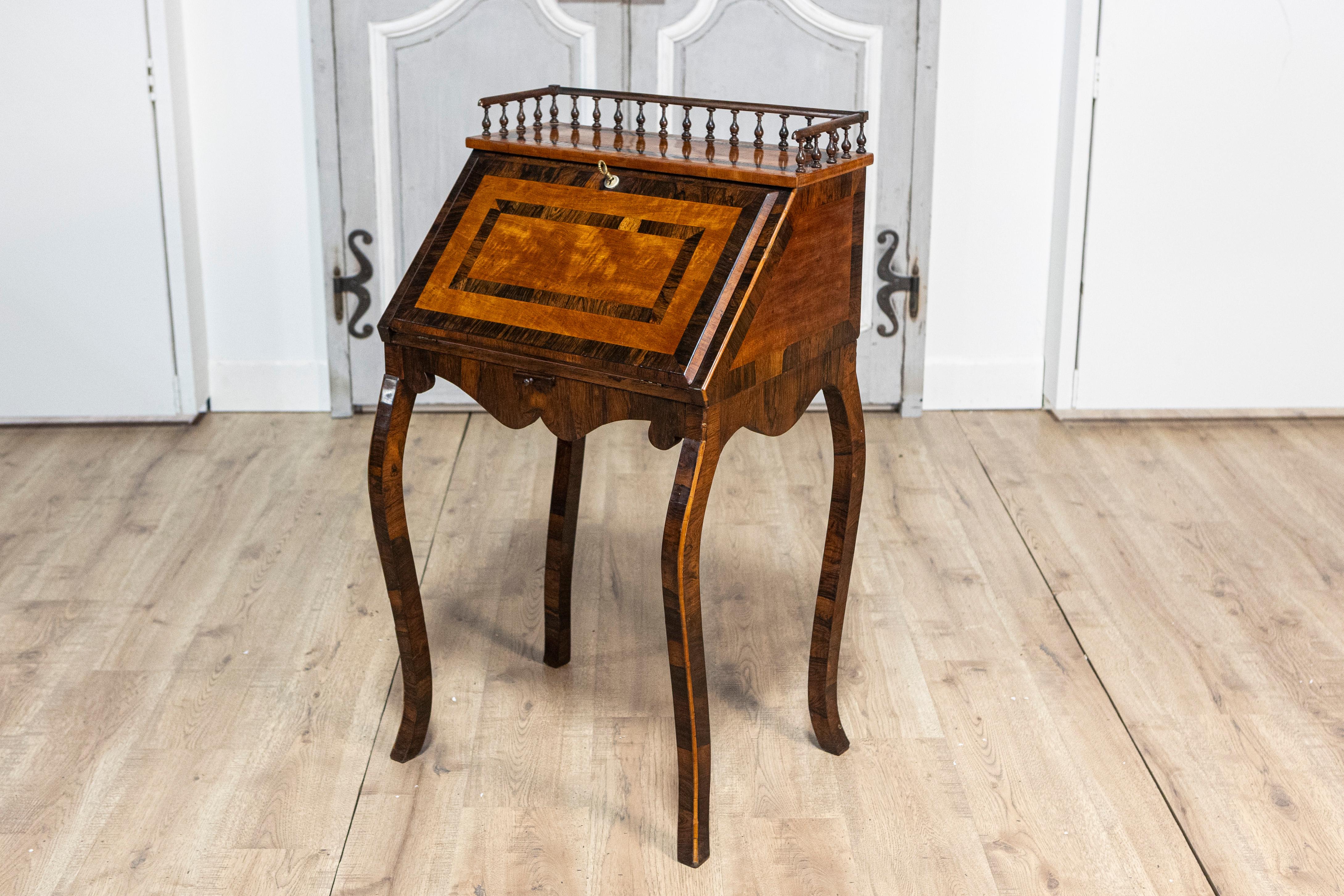XIXe siècle Table à écrire italienne du 19e siècle en noyer et acajou avec bureau à façade inclinée en vente
