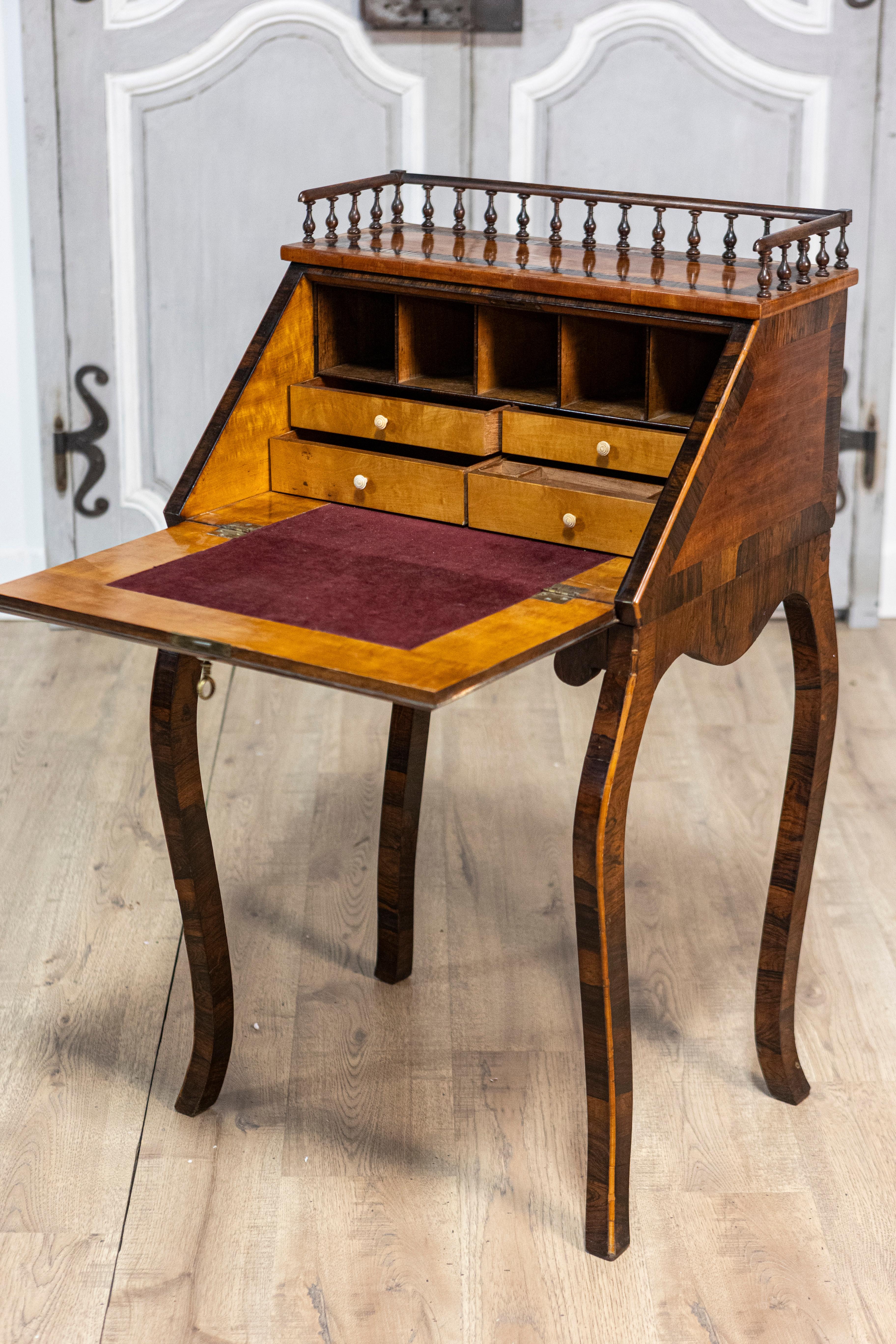 Table à écrire italienne du 19e siècle en noyer et acajou avec bureau à façade inclinée en vente 1