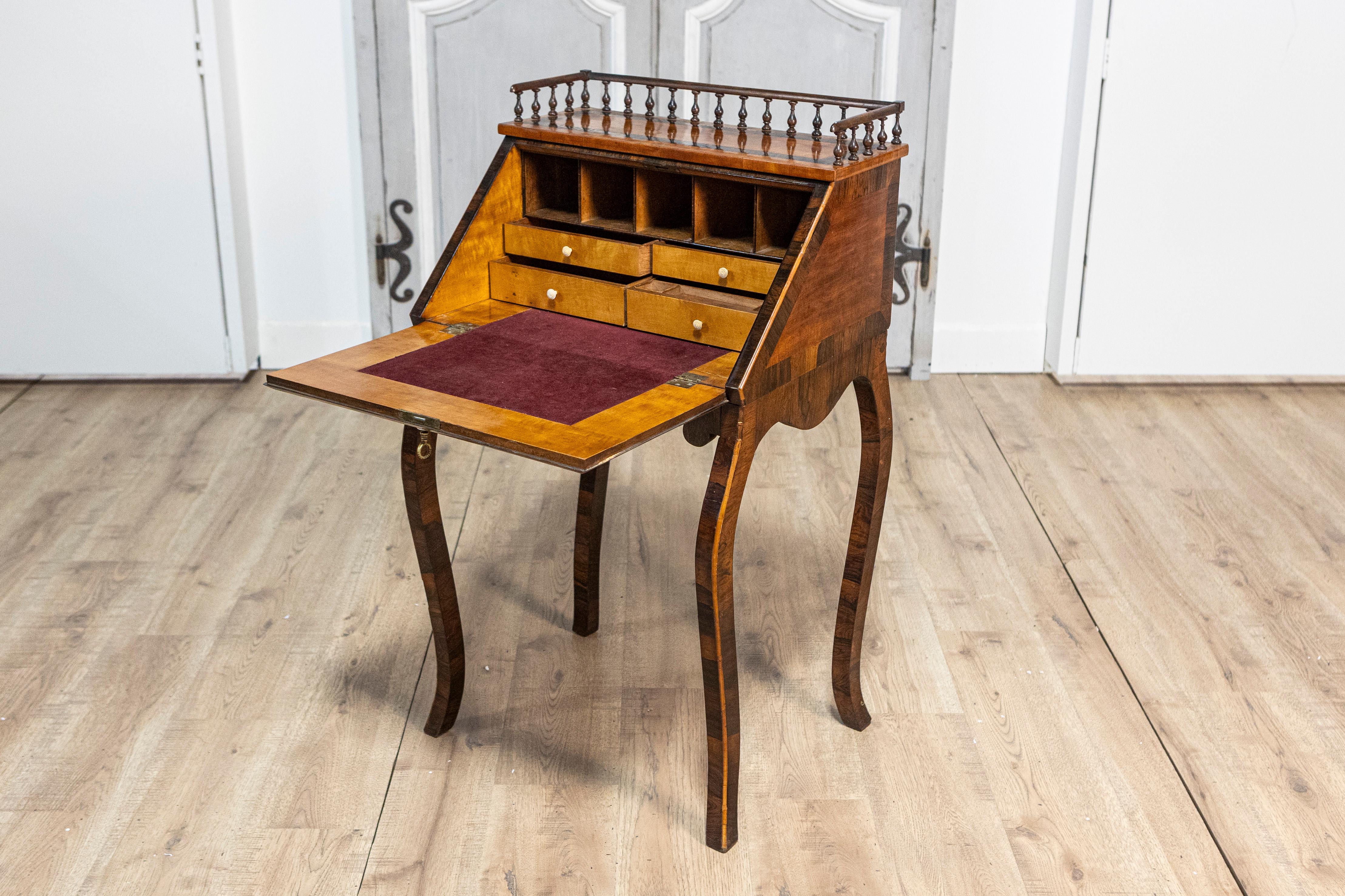 Table à écrire italienne du 19e siècle en noyer et acajou avec bureau à façade inclinée en vente 2