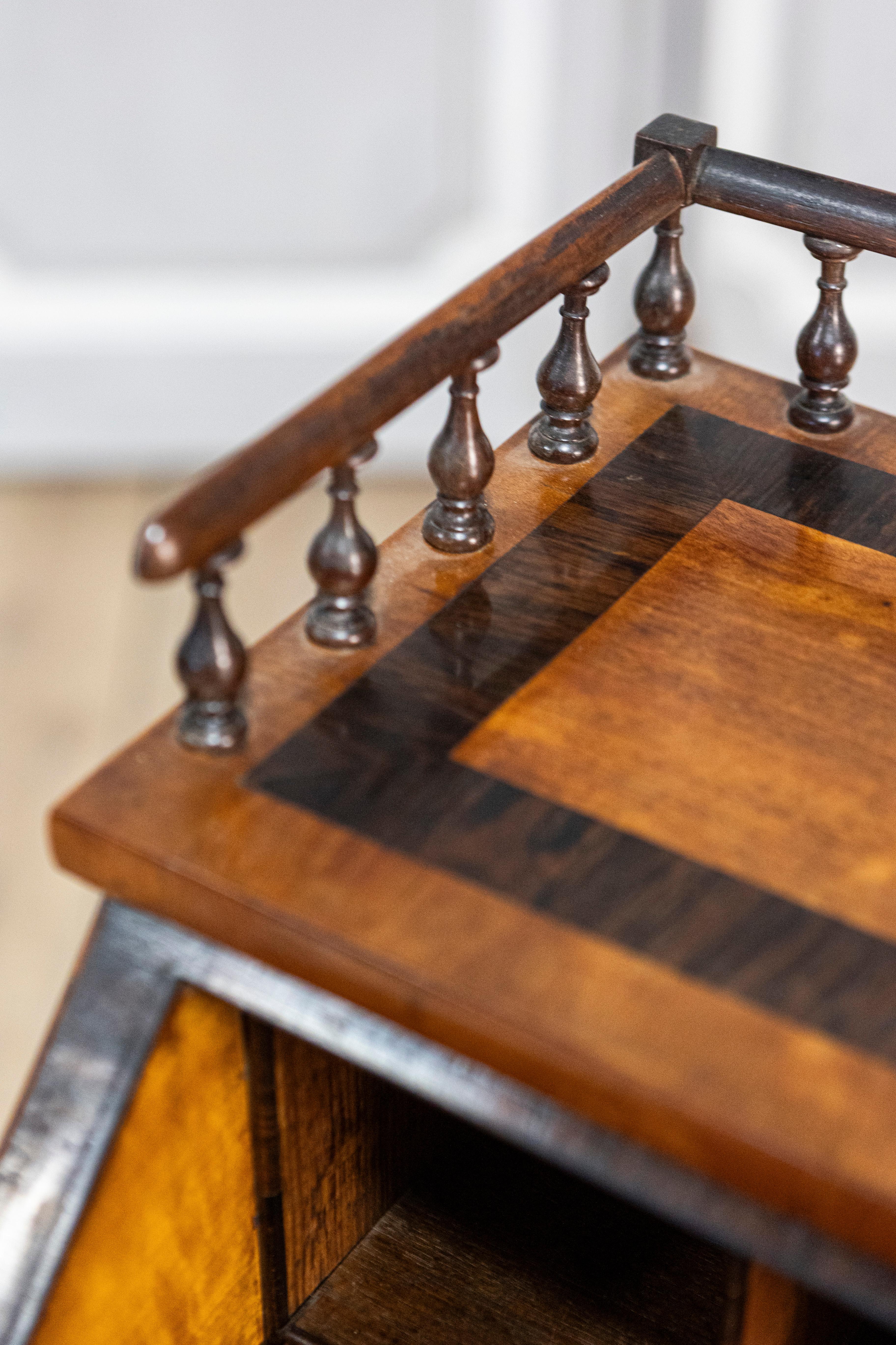 Table à écrire italienne du 19e siècle en noyer et acajou avec bureau à façade inclinée en vente 3