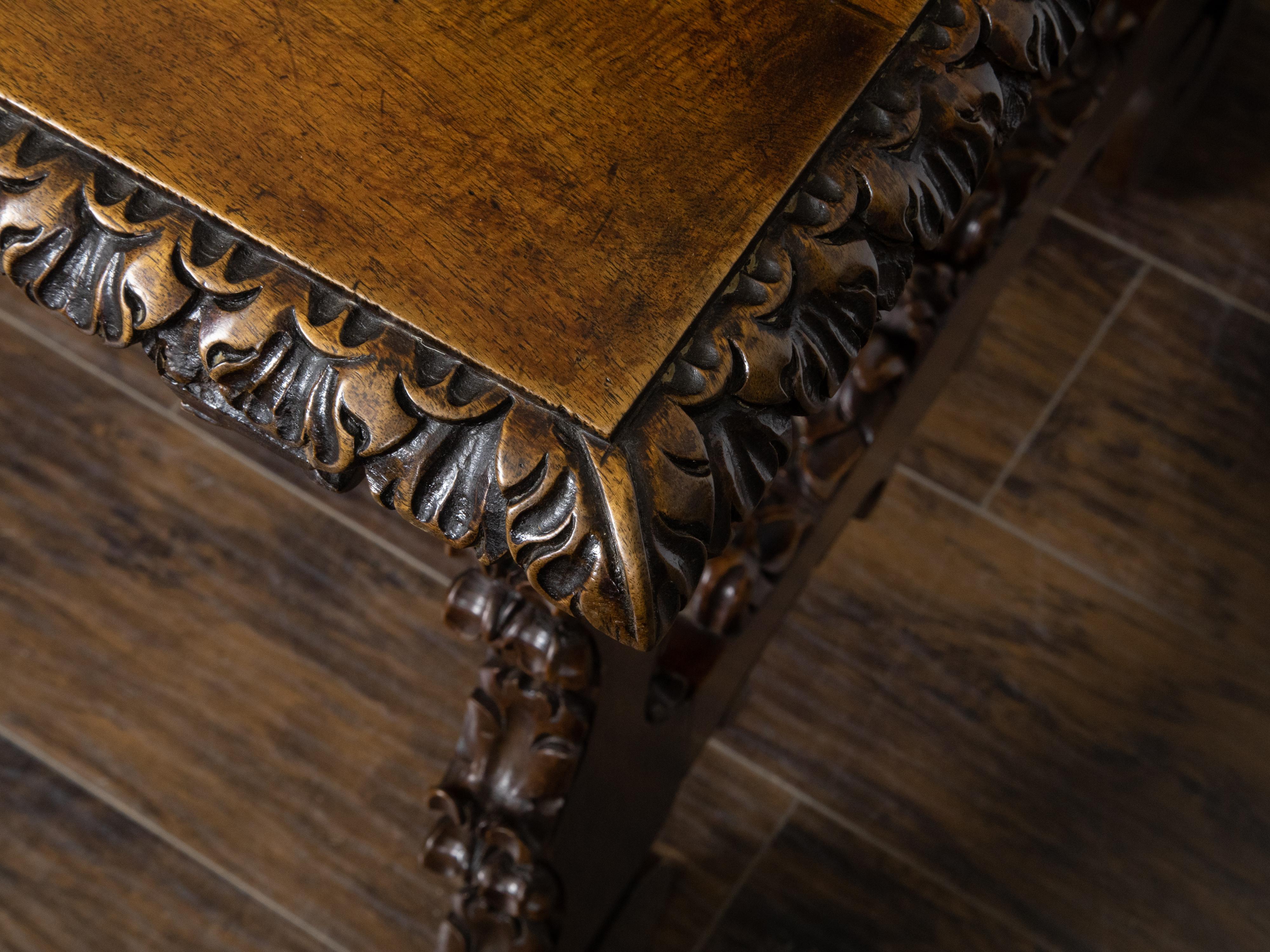 Italienischer Fratino-Tisch aus Nussbaumholz im Barockstil des 19. Jahrhunderts mit geschnitzten Leierbeinen im Angebot 8