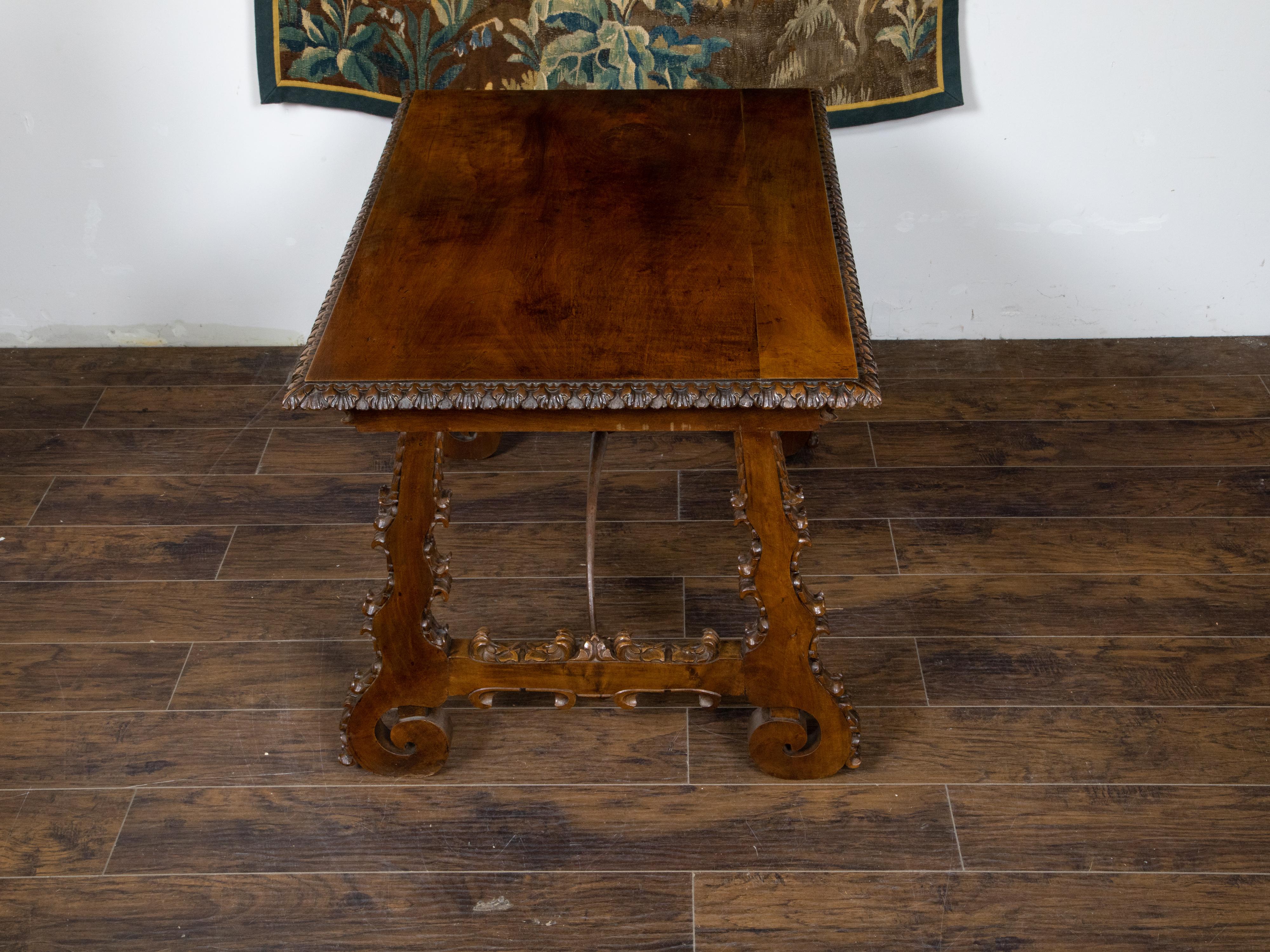 Italienischer Fratino-Tisch aus Nussbaumholz im Barockstil des 19. Jahrhunderts mit geschnitzten Leierbeinen im Angebot 1