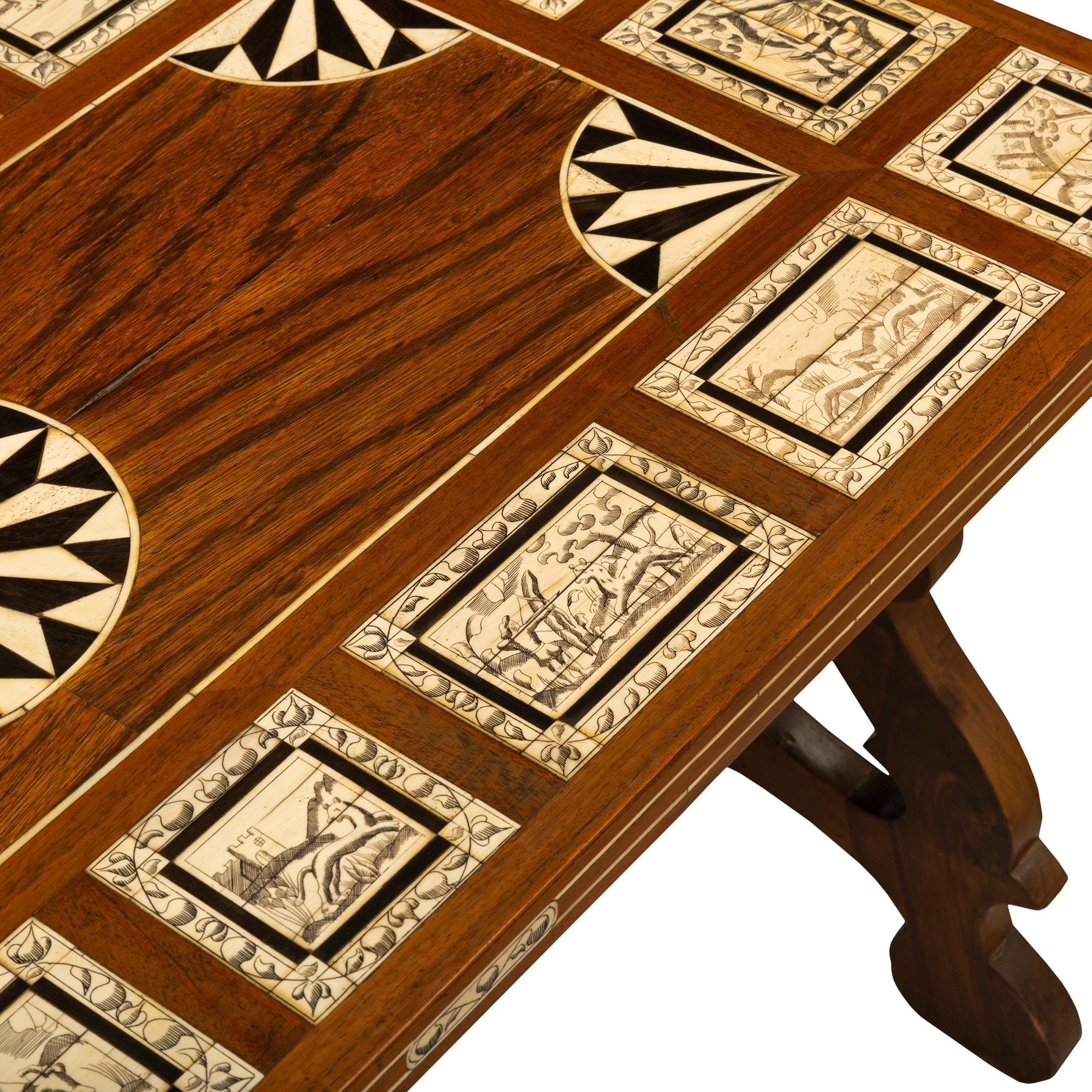Table basse italienne du XIXe siècle en noyer, os et ébène en vente 2