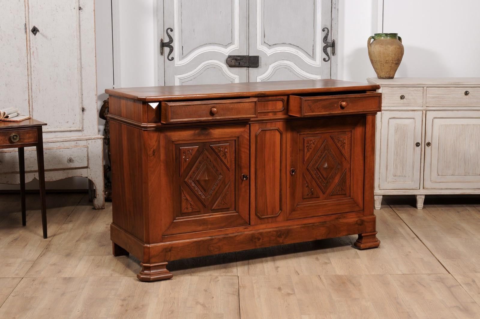 Italian 19th Century Walnut Buffet with Carved Diamond and Floral Motifs For Sale 1