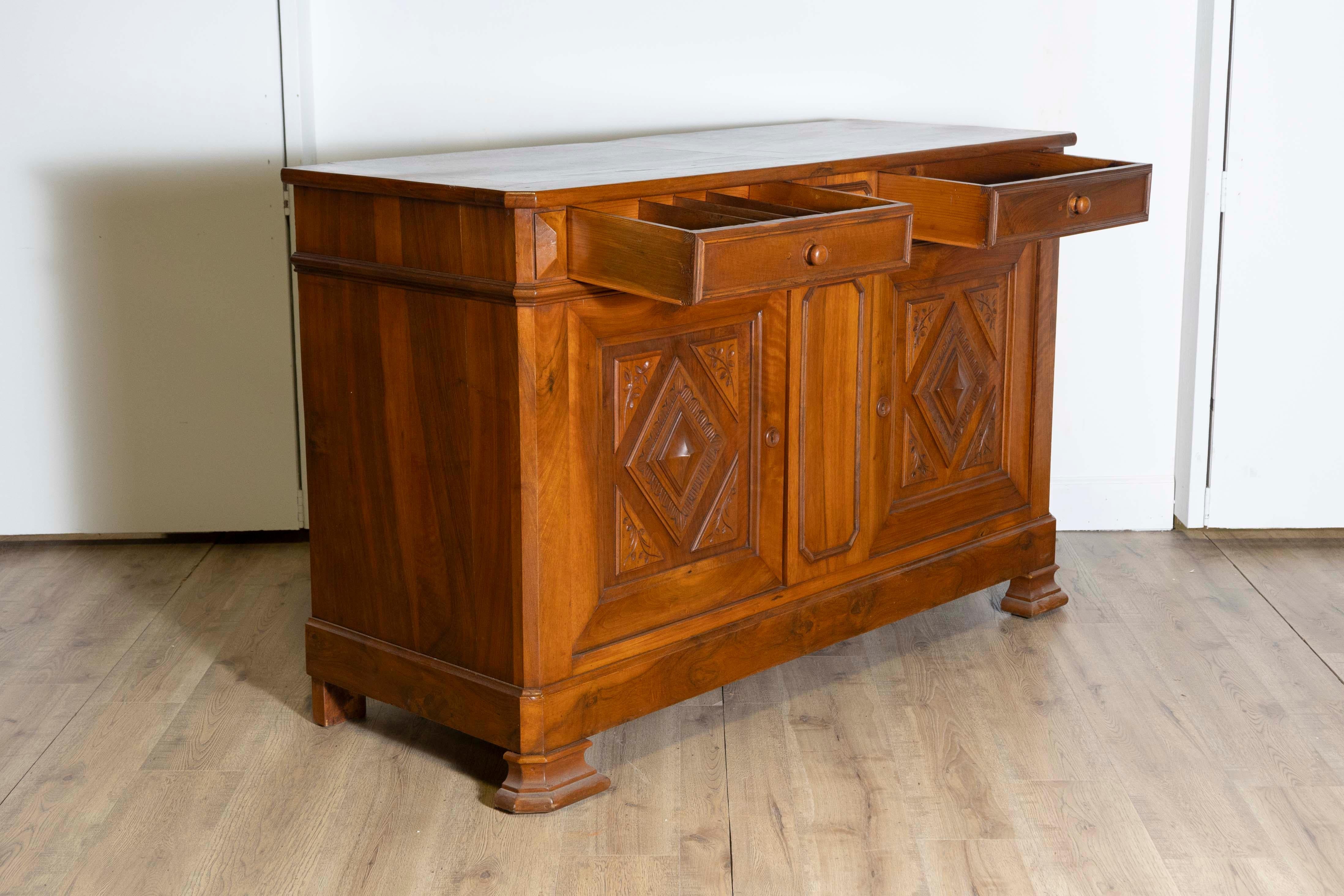 Buffet italiano de nogal del siglo XIX con diamantes tallados y motivos florales Nogal en venta