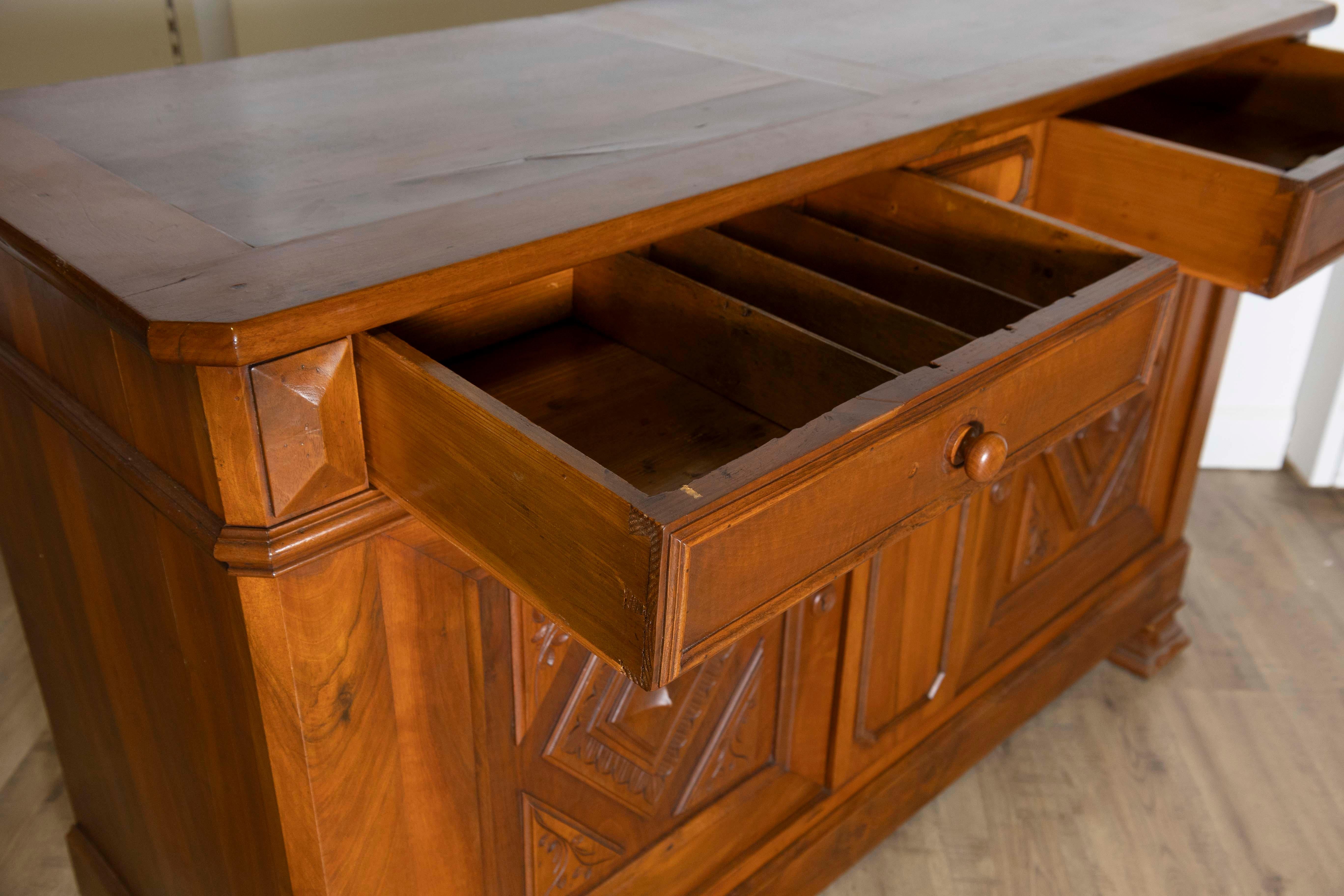 Buffet italiano de nogal del siglo XIX con diamantes tallados y motivos florales en venta 1