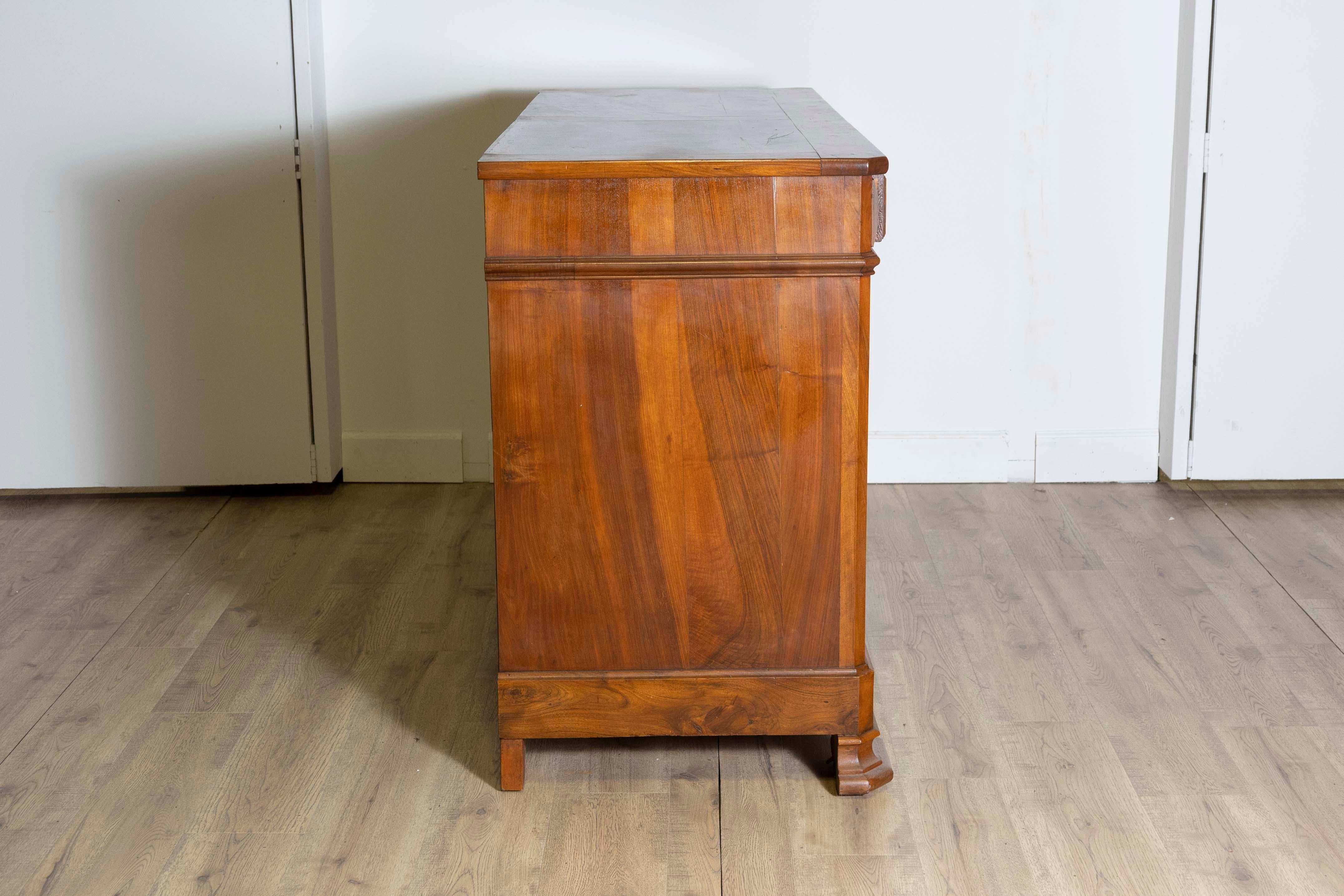 Buffet italiano de nogal del siglo XIX con diamantes tallados y motivos florales en venta 2