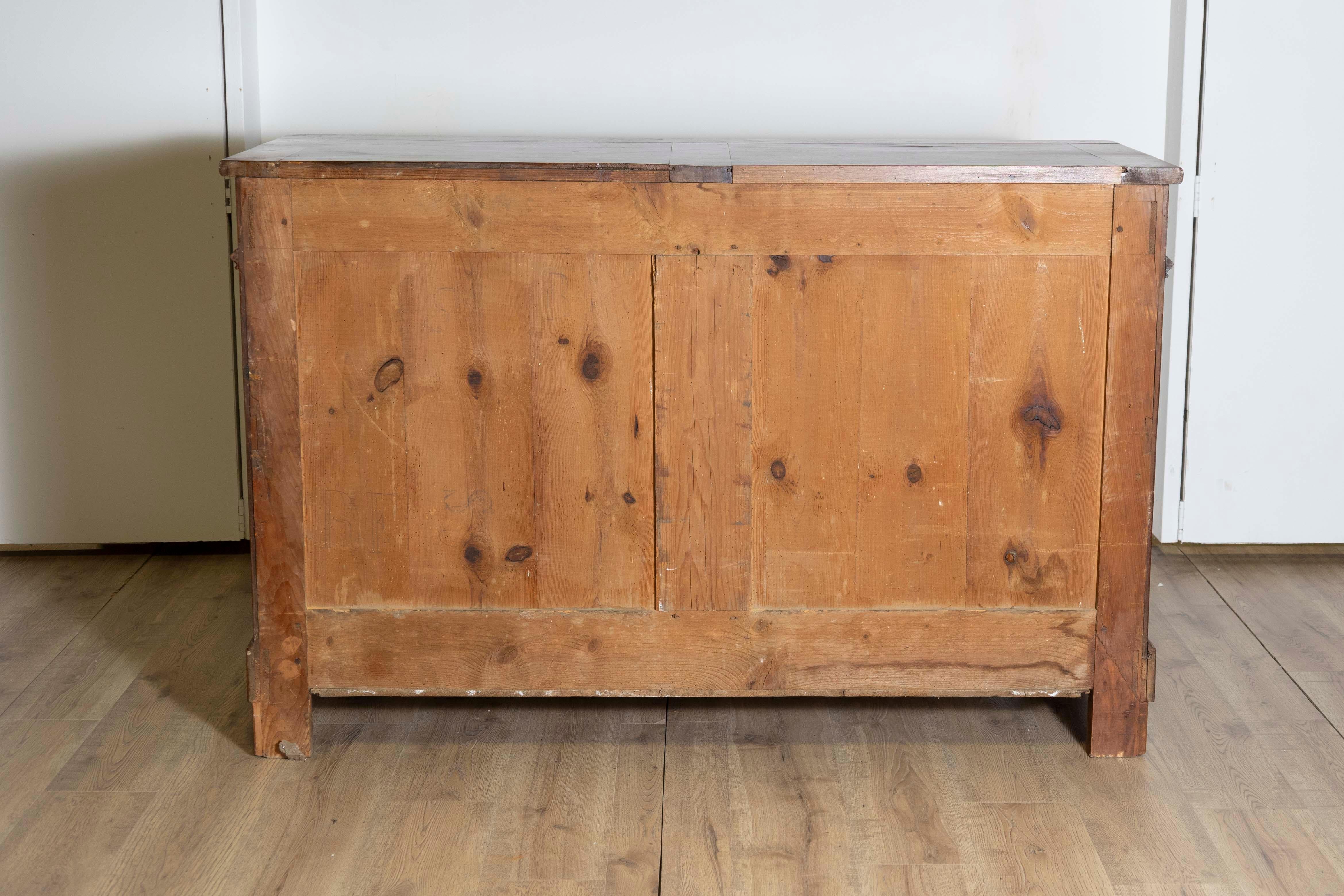 Buffet italiano de nogal del siglo XIX con diamantes tallados y motivos florales en venta 3