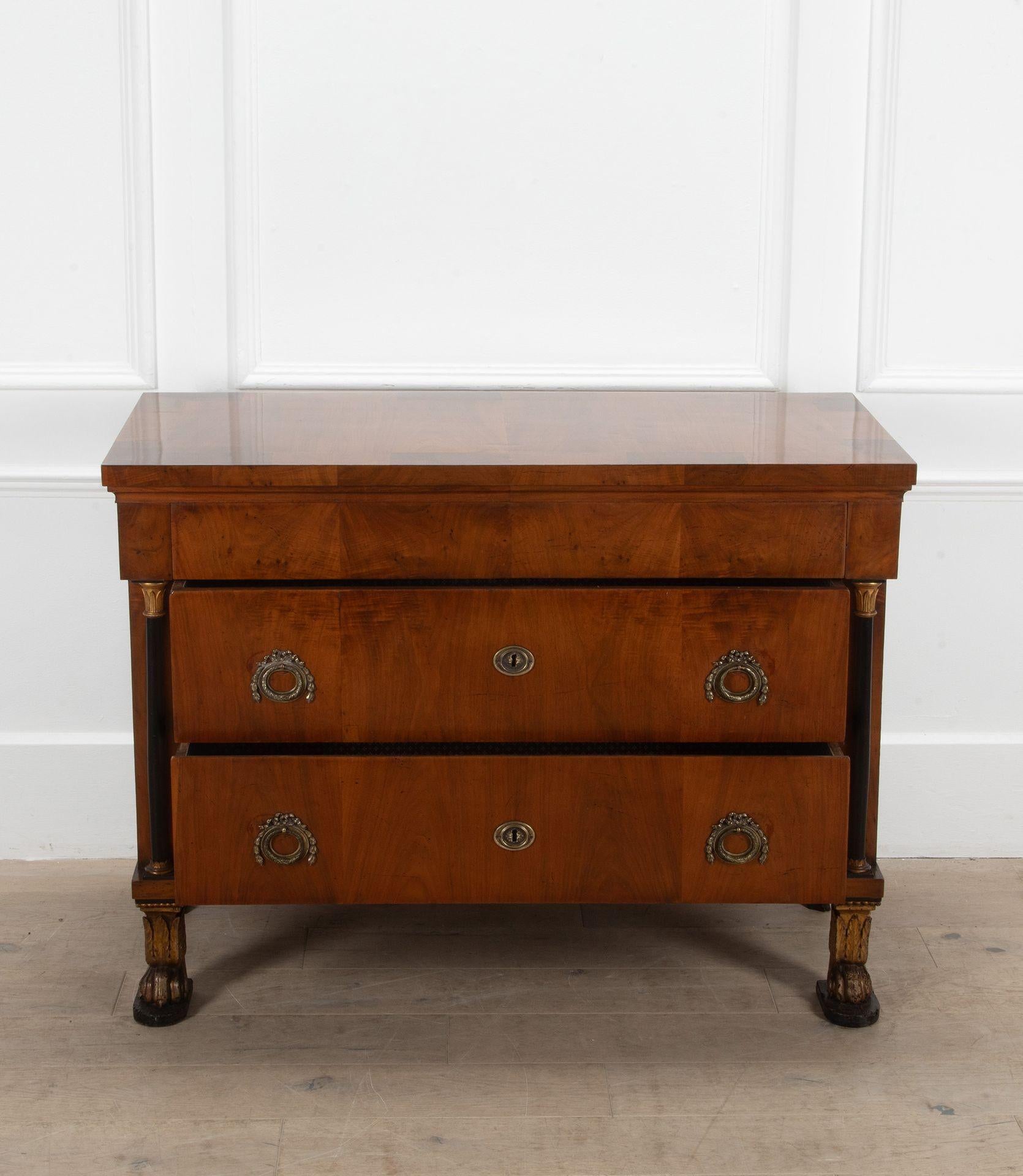 Una favolosa commode italiana del primo Ottocento in legno di noce.
Sostenuto da colonne ebanizzate e capitelli corinzi dorati e terminante su piedi a zampa pelosa dorati.
Circa 1820.