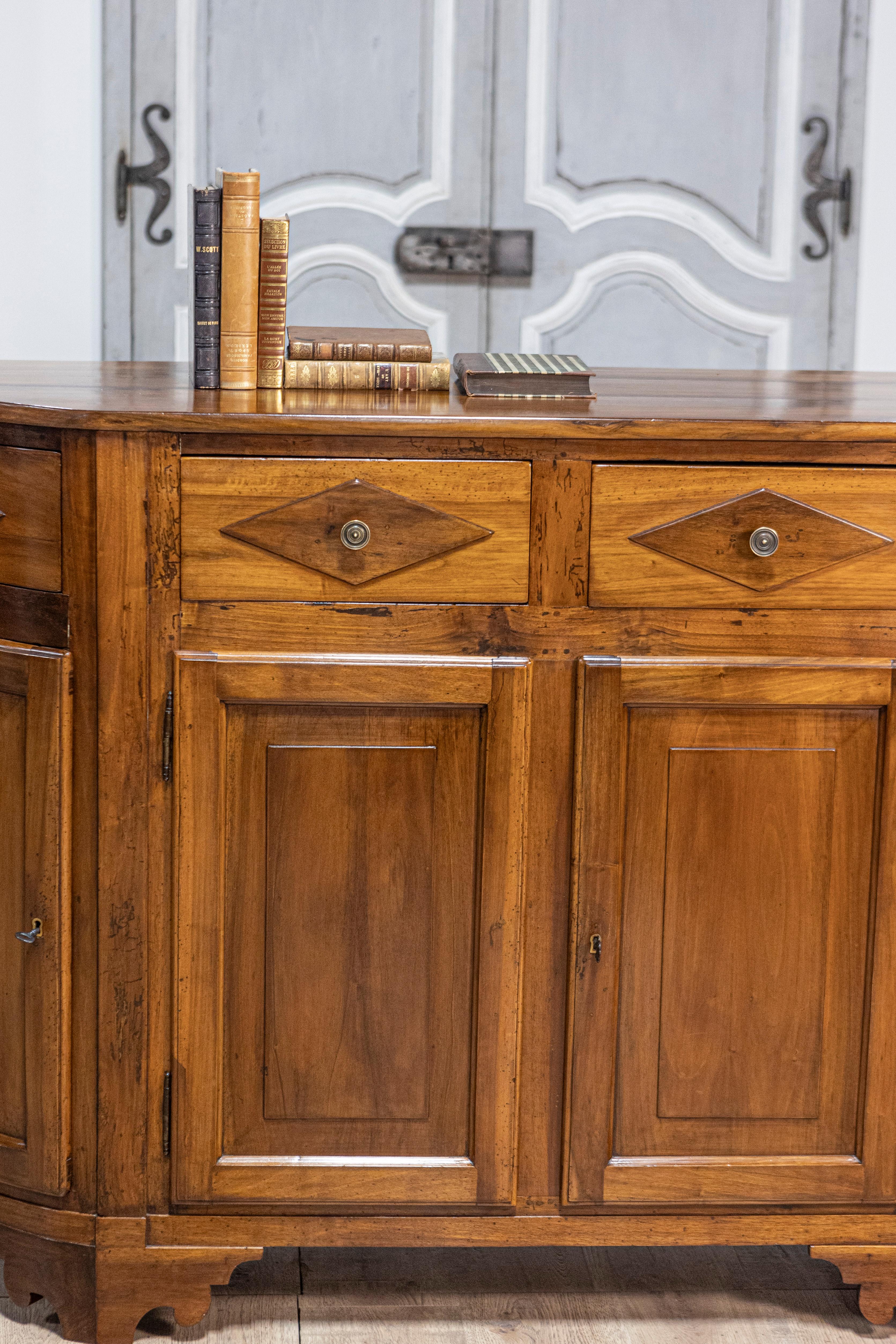 Italian 19th Century Walnut Credenza with Diamond Motifs and Rounded Sides For Sale 7