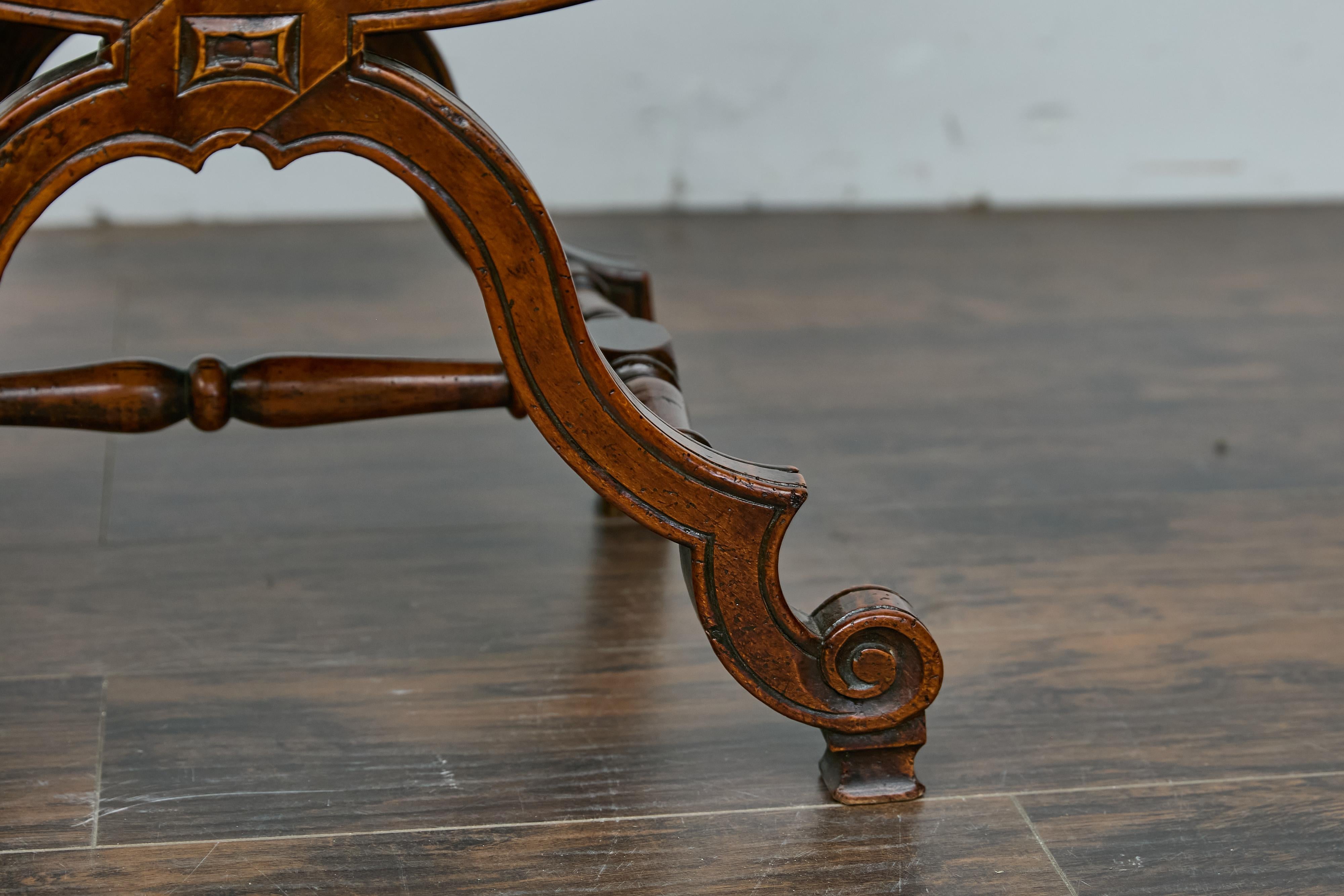 Intagliato Poltrona imbottita in legno di noce del XIX secolo con base intagliata a forma di X in vendita