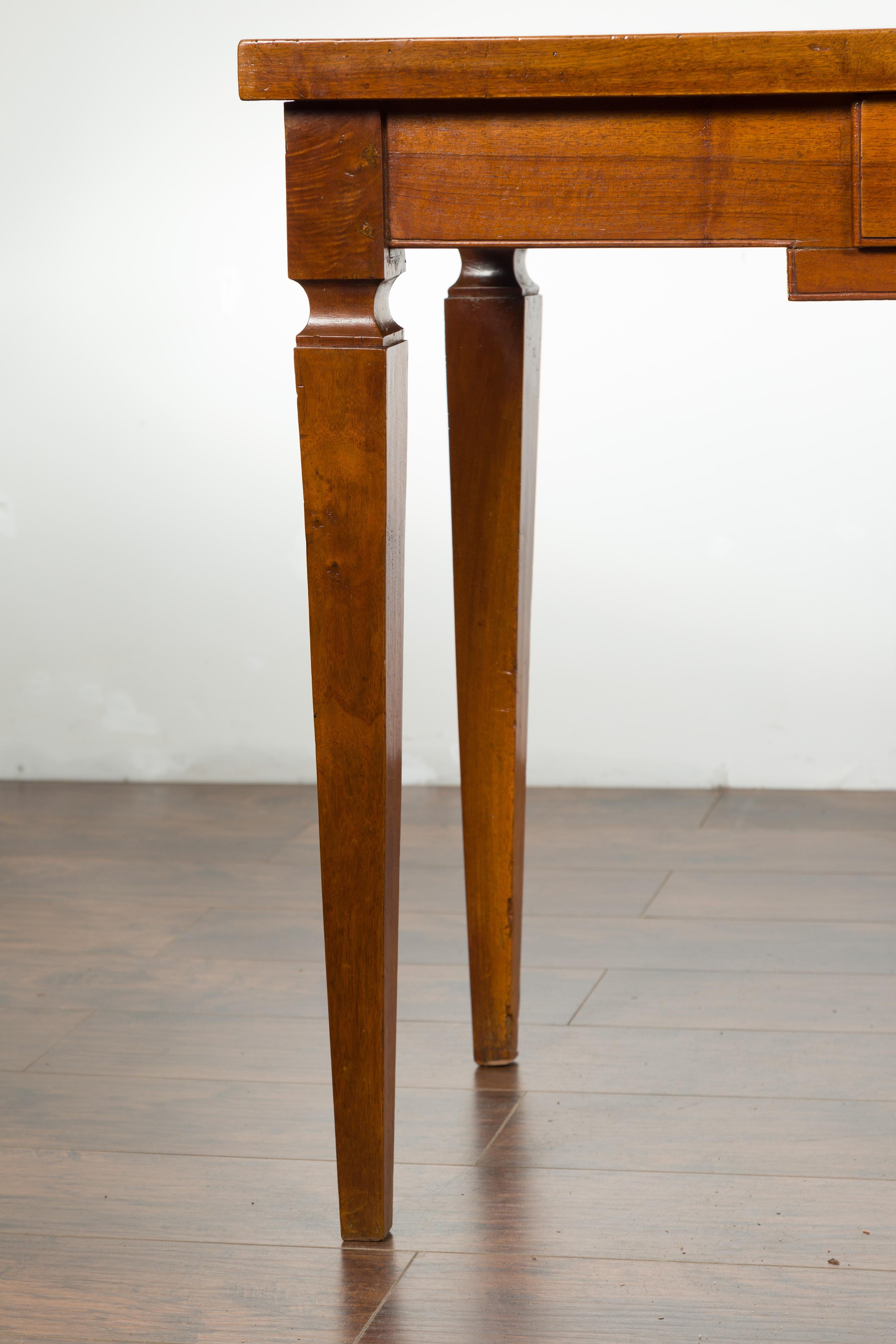 Italienischer italienischer Nussbaumtisch aus dem 19. Jahrhundert mit einer Schublade und konisch zulaufenden Beinen im Angebot 3