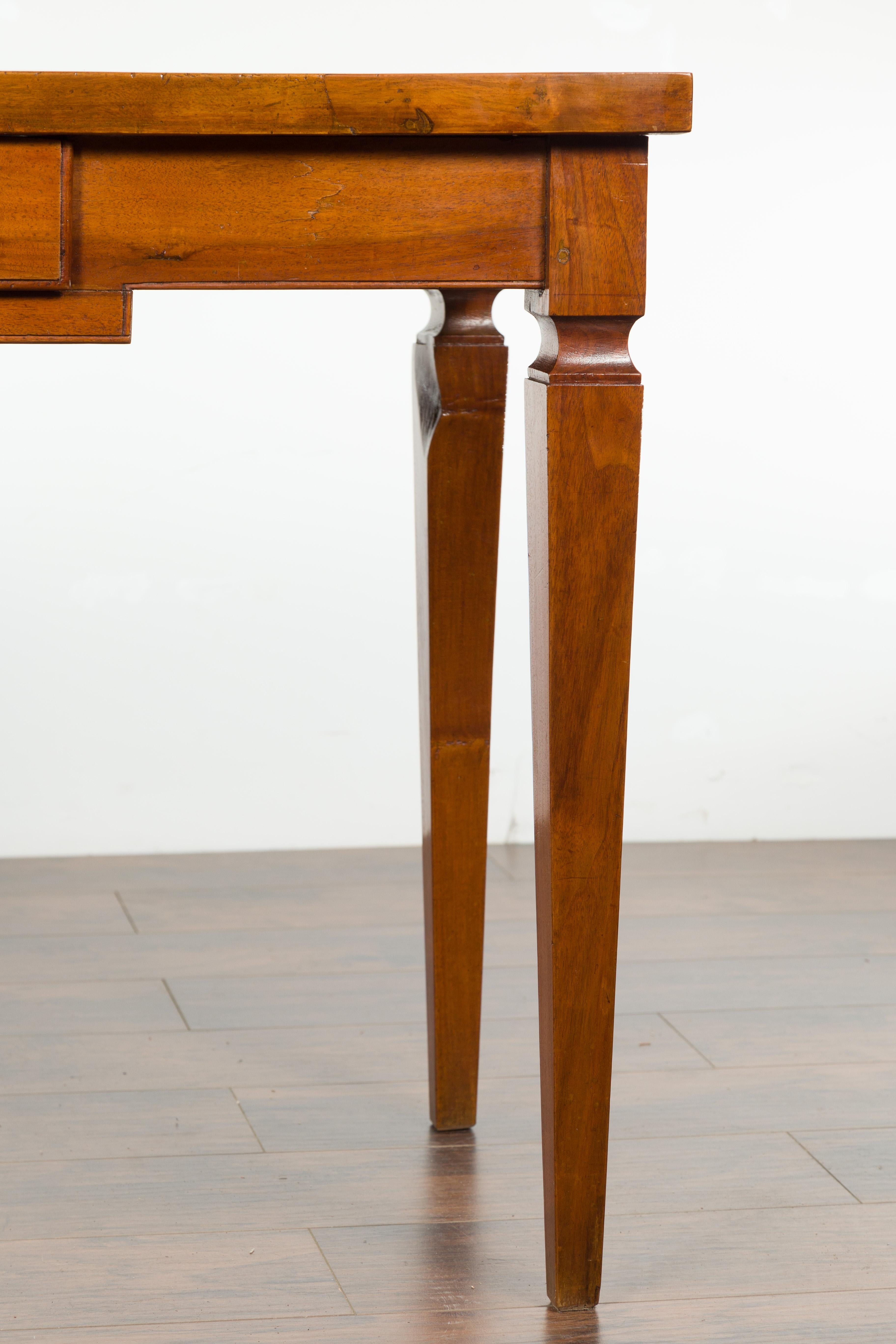 Italienischer italienischer Nussbaumtisch aus dem 19. Jahrhundert mit einer Schublade und konisch zulaufenden Beinen im Angebot 4