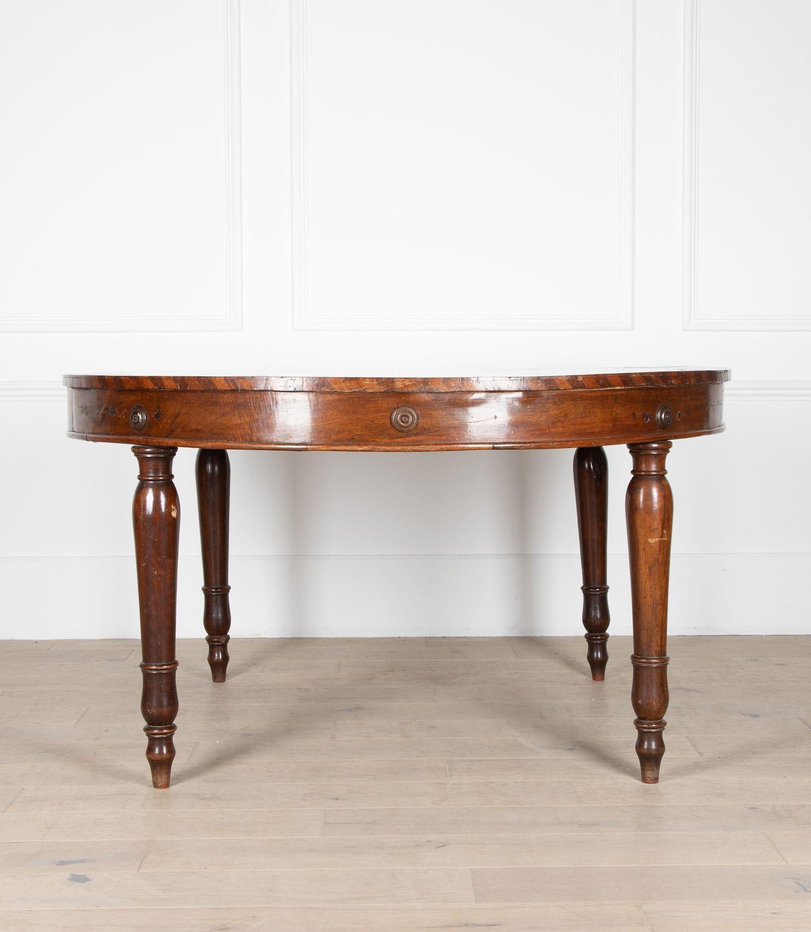 Une belle table ronde italienne du 19ème siècle.
En noyer avec des éléments de marqueterie sur le dessus et les côtés. Avec deux tiroirs intégrés au tablier.